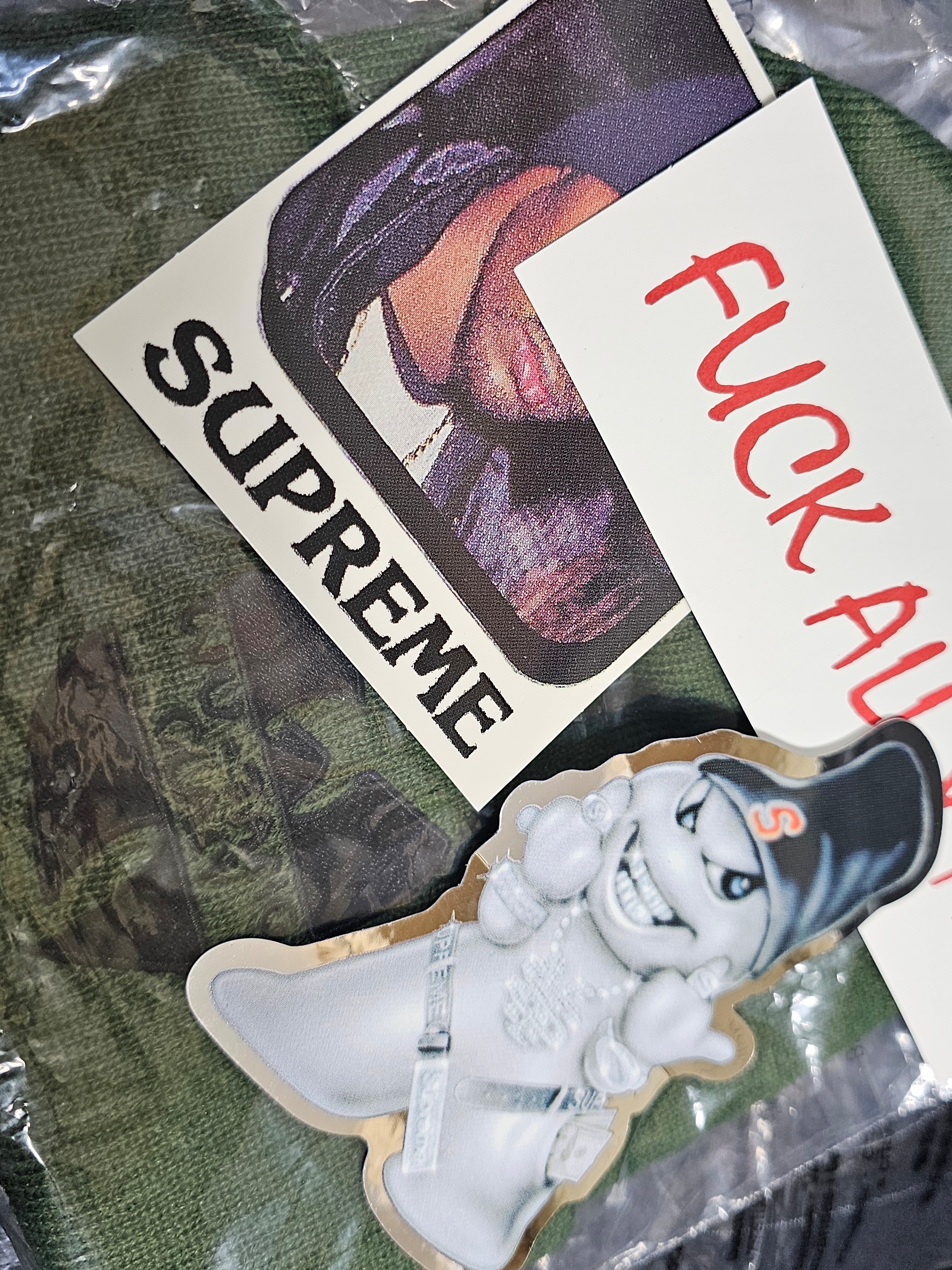 Supreme x Wu-Tang Clan RZA T-Shirt Black - 25FW, Supreme x Wu-Tang Clan Beanie Olive - 25FW 착용 스타일 - 3