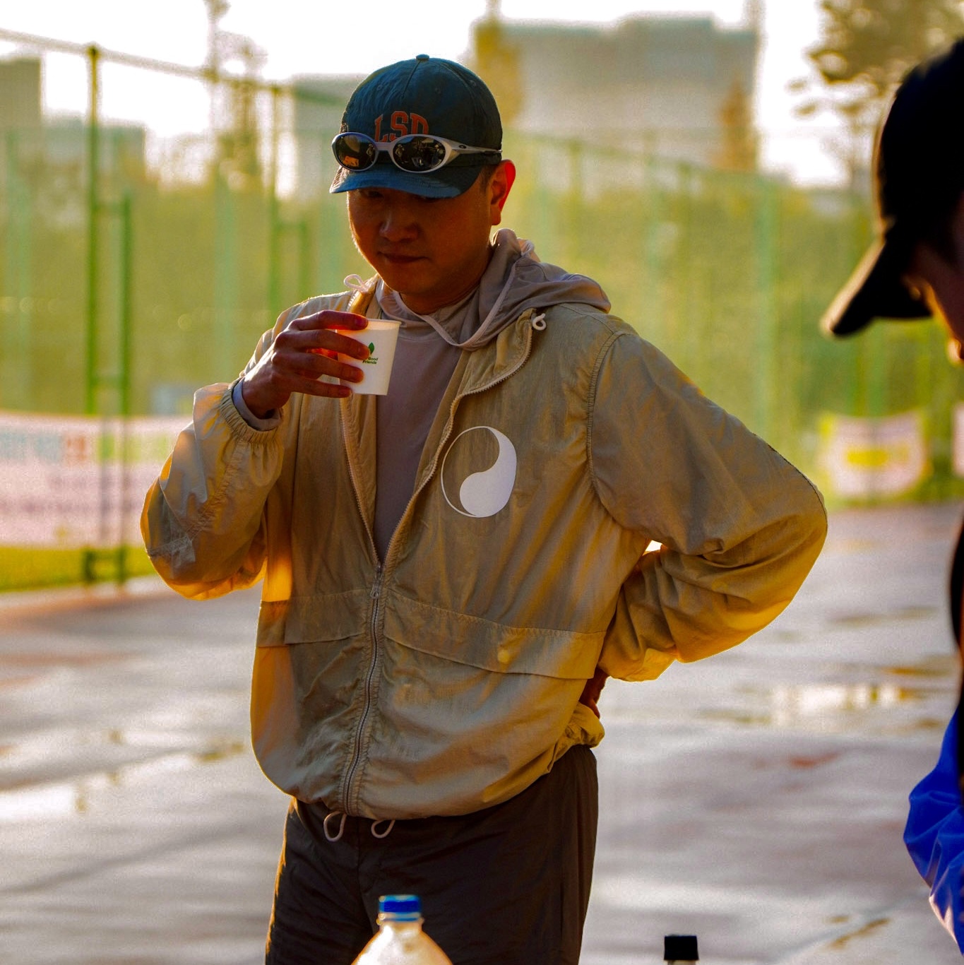 Satisfy Flitesilk 5-Panel Pinch Cap Oil Green, Our Legacy Work Shop Windbreaker Ripstop Butter Cream 착용 스타일 - 4