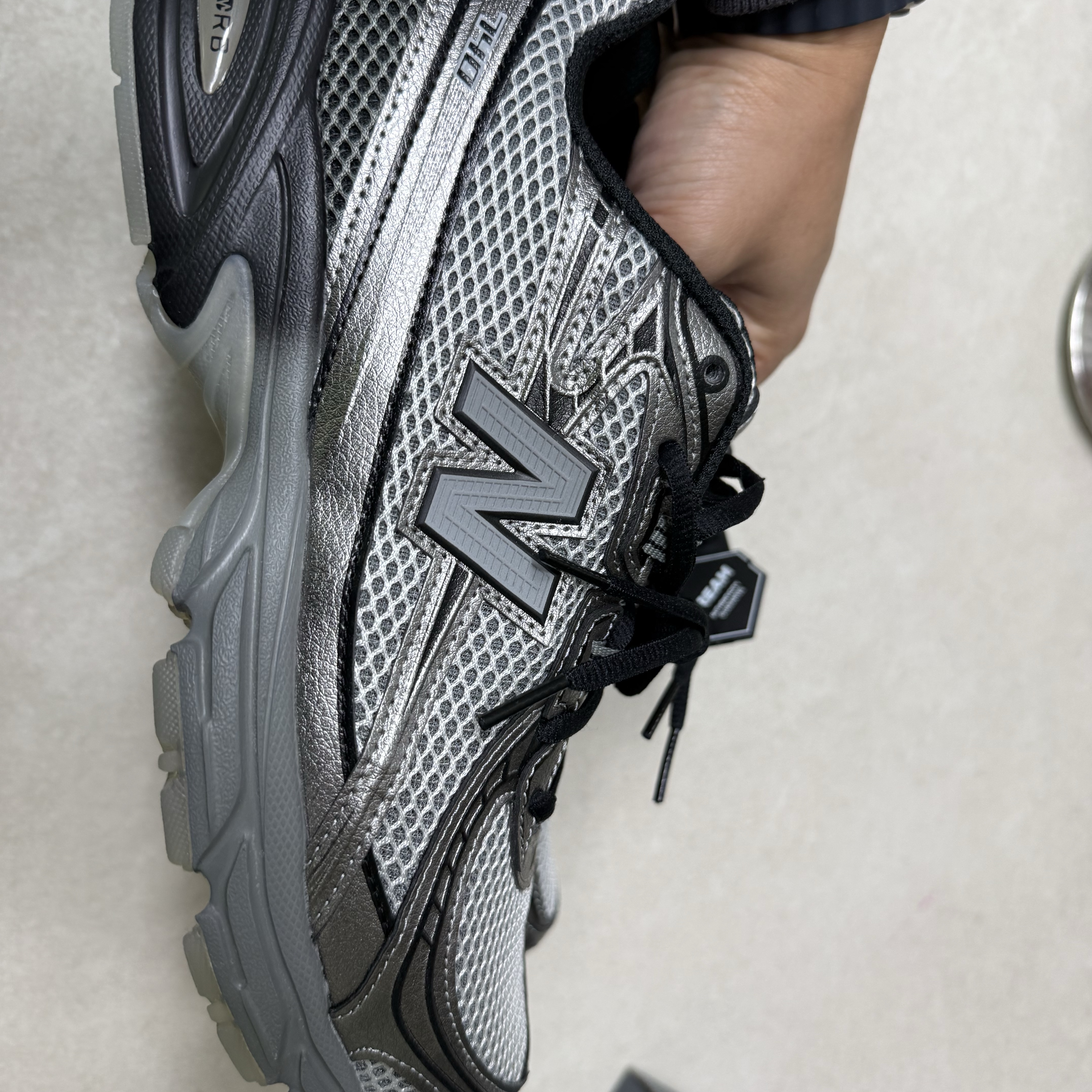 New Balance 740 Dark Silver Metallic 착용 스타일 - 2
