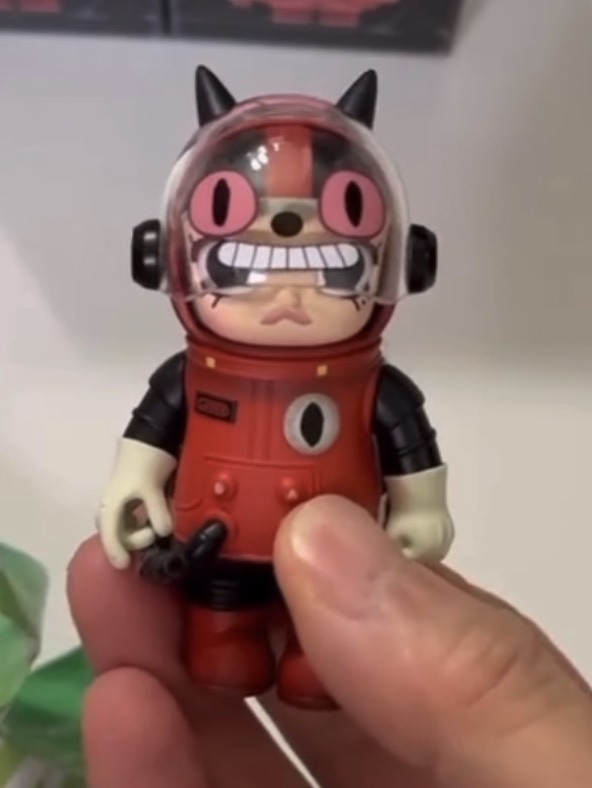 Pop Mart Mega Space Molly Series 3 Gary Baseman (Opened Case) 착용 스타일