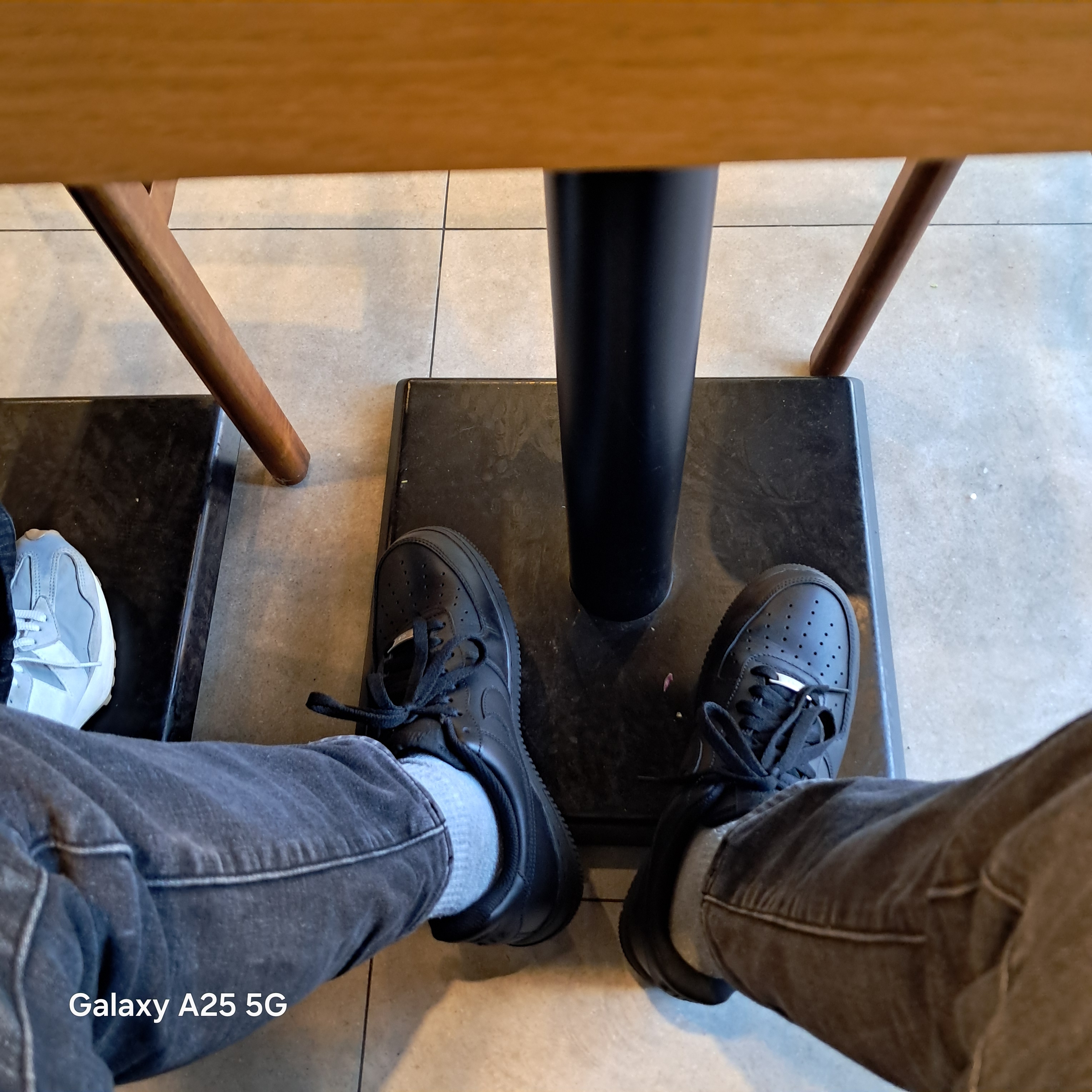 Nike Air Force 1 '07 Low Triple Black 착용 스타일 - 2