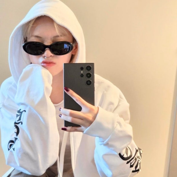 Chrome Hearts Vertical Logo Fleece Zip-Up Hoodie White 착용 스타일 - 1
