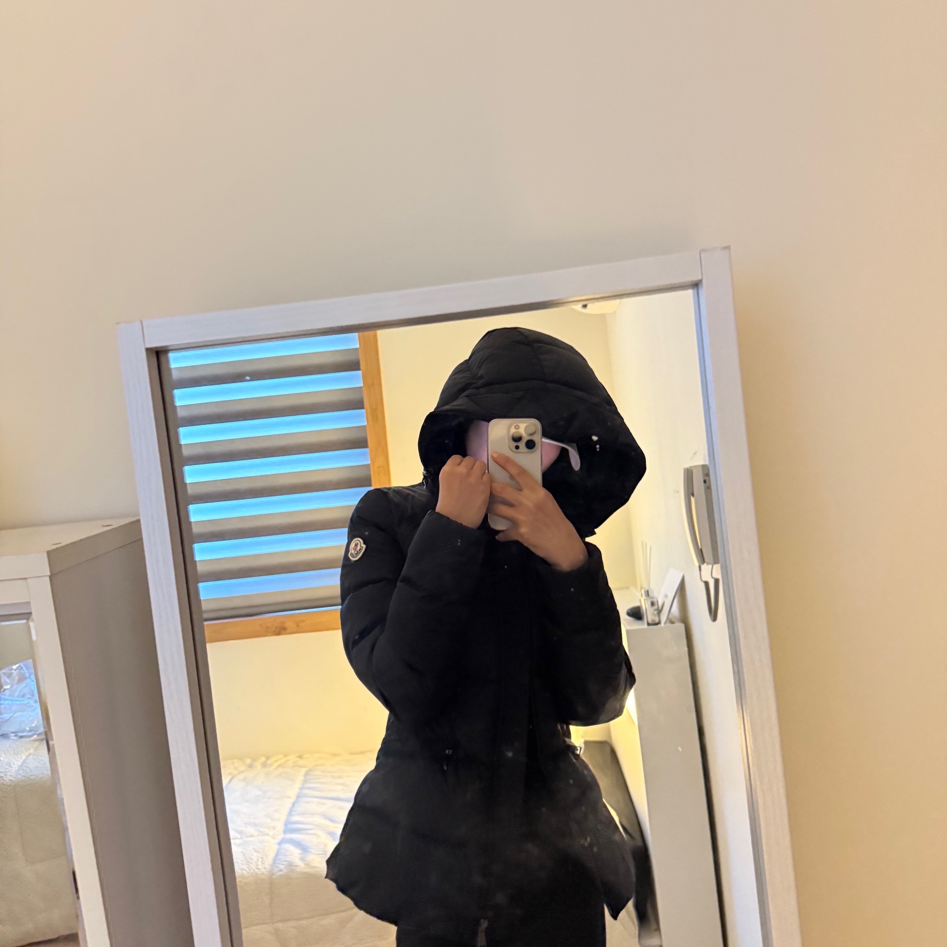 (W) Moncler Avoce Hooded Short Down Jacket Black - 25FW 착용 스타일 - 2