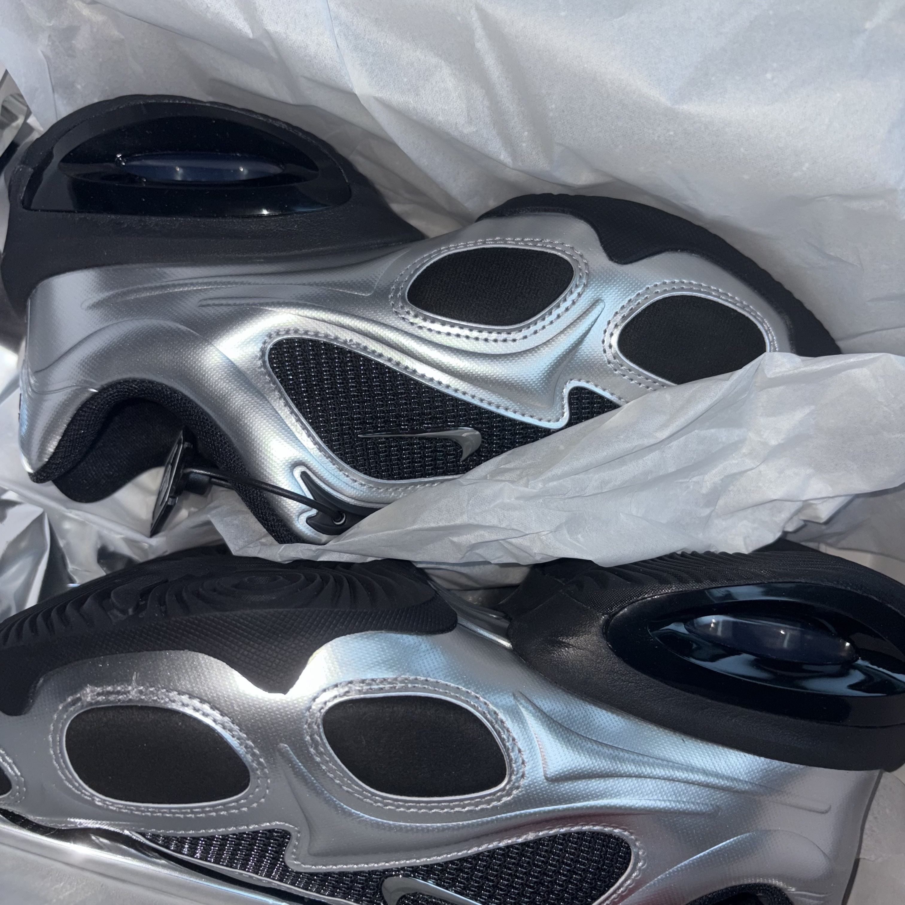 (W) Nike Air Max Muse Black and Metallic Silver 착용 스타일
