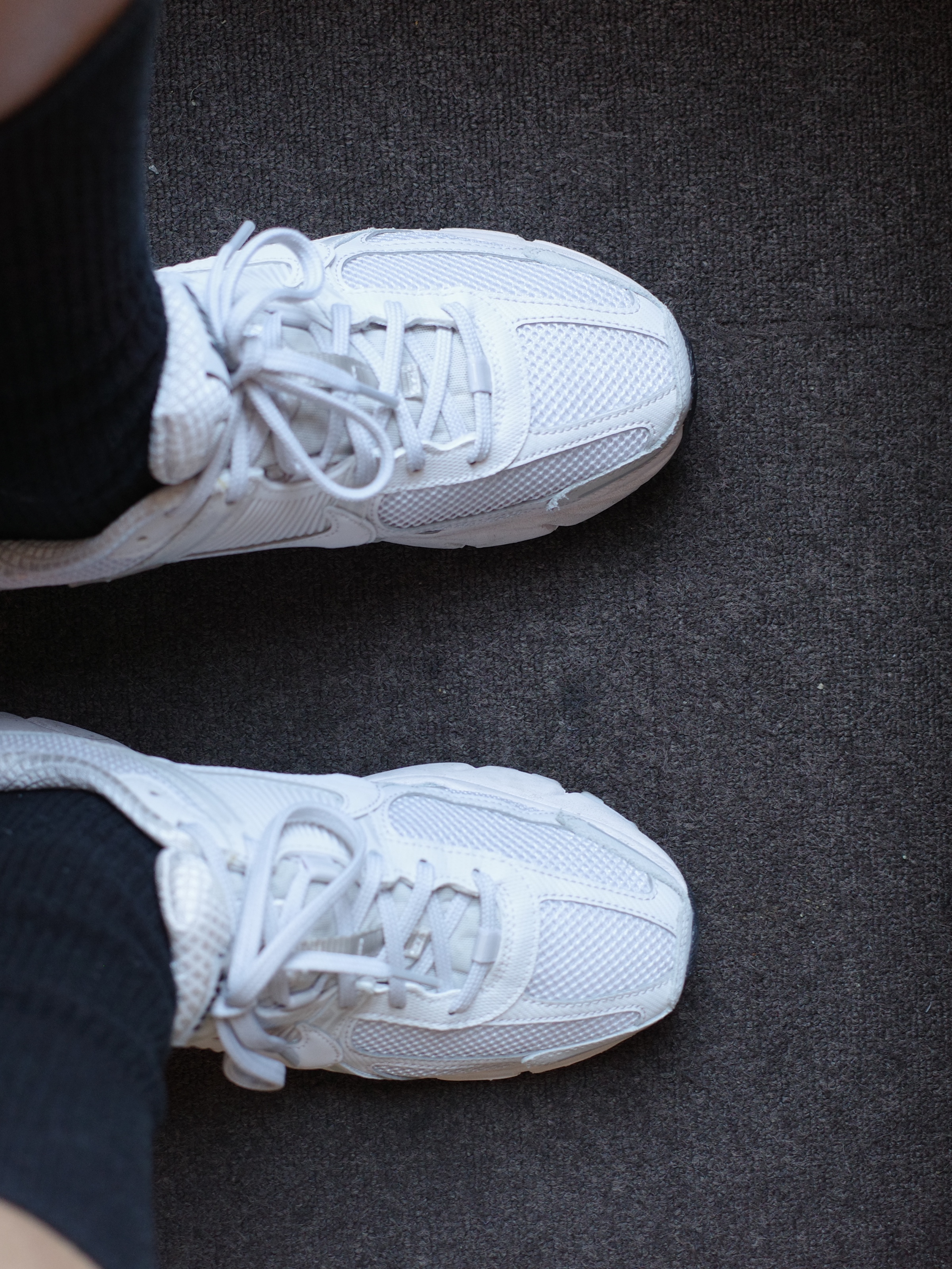 (W) Nike Zoom Vomero 5 White Vast Grey 착용 스타일