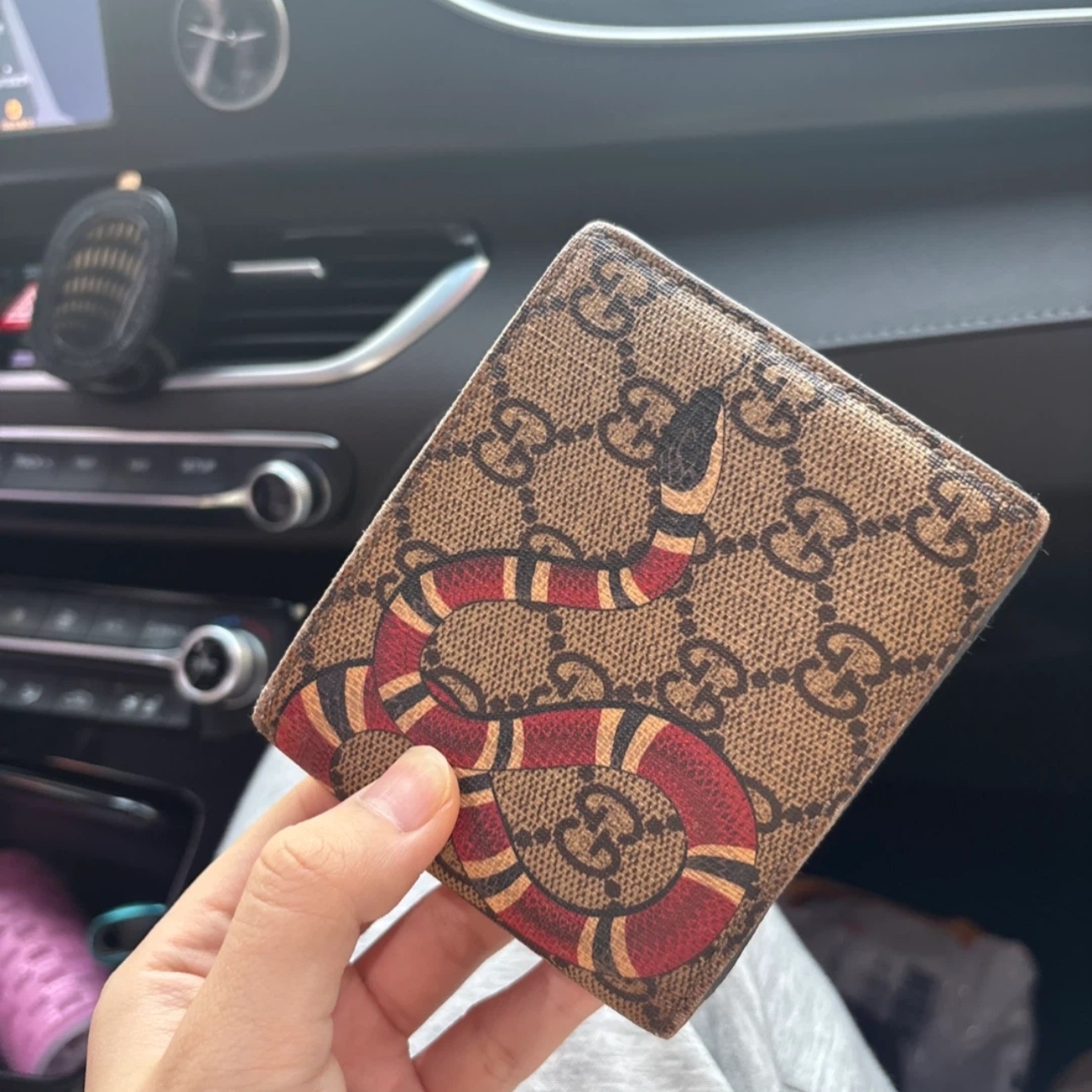 Gucci GG Supreme Snake Card Holder Beige Ebony 착용 스타일