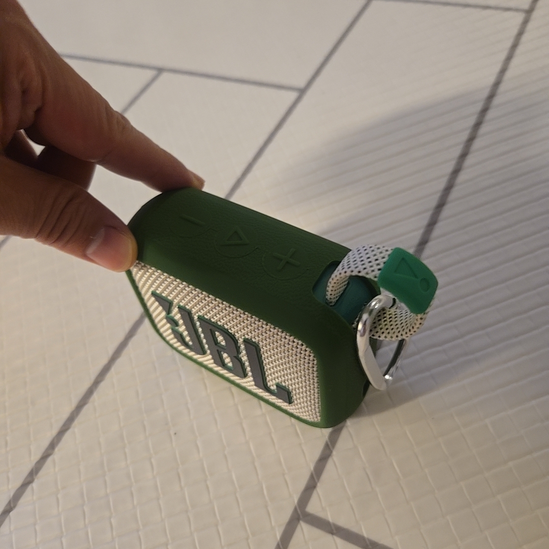 JBL GO4 Portable Bluetooth Speaker Sand 착용 스타일 - 2