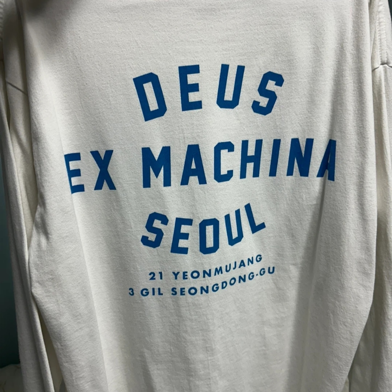 Deus Ex Machina Seoul College Address Long Sleeve T-Shirt White, Deus Ex Machina Seoul College Long Sleeve T-Shirt White 착용 스타일