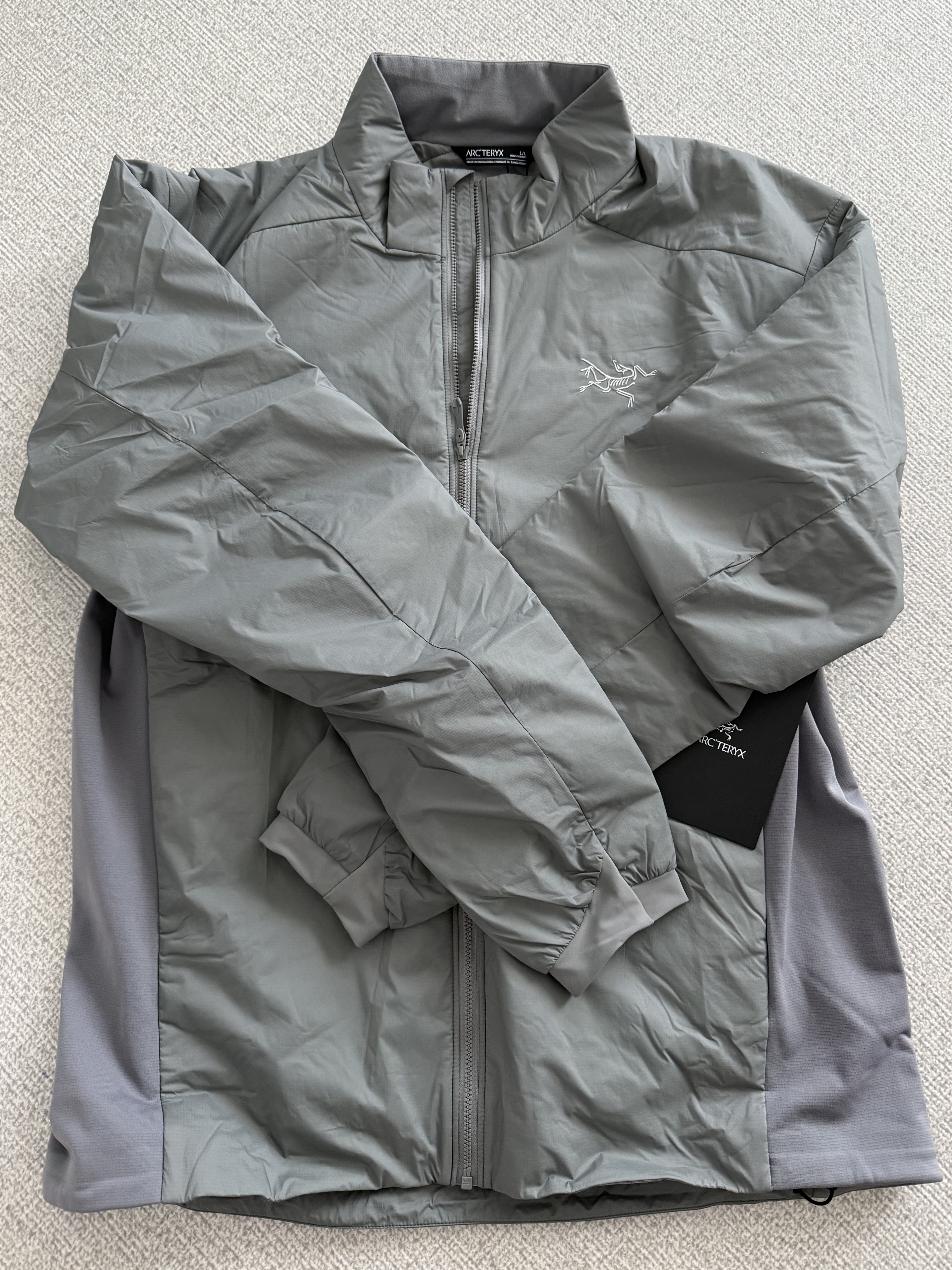 Arc'teryx Atom Jacket Void 착용 스타일