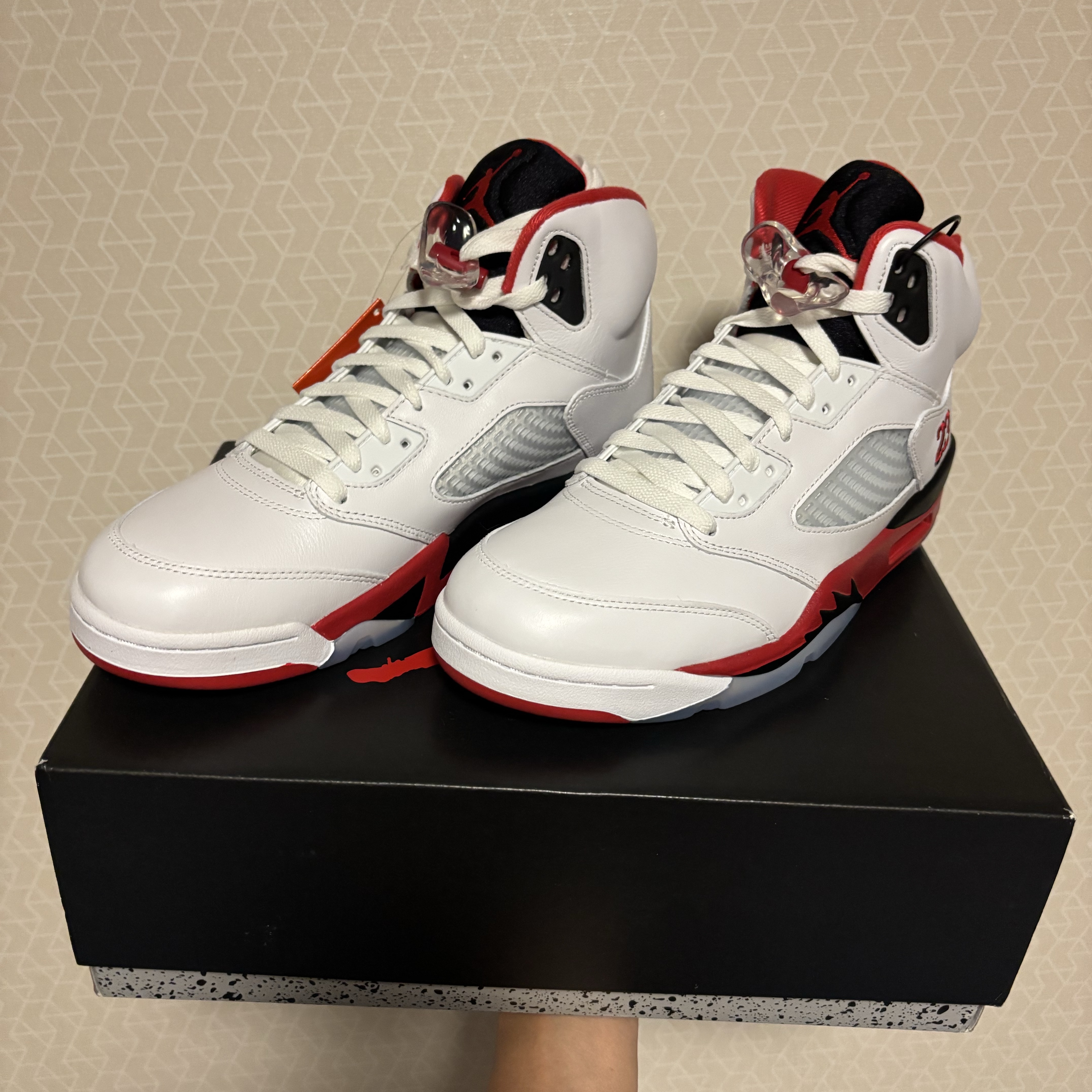 Jordan 5 Retro Fire Red Black Tongue 2025 착용 스타일