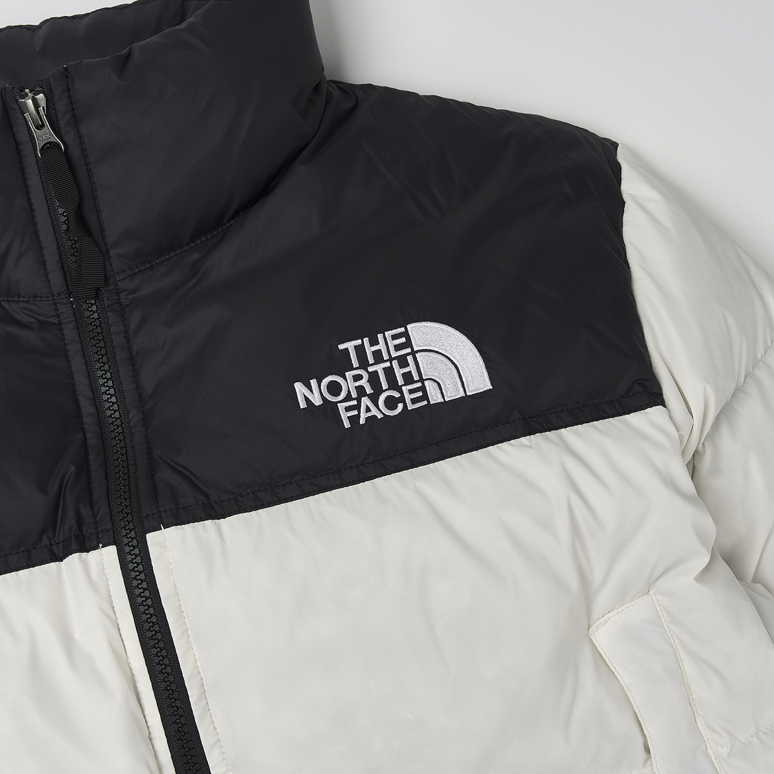 (W) 노스페이스 눕시 숏 자켓 화이트 듄 TNF 블랙((W) The North Face Nuptse Short Jacket White Dune TNF Black) - 3