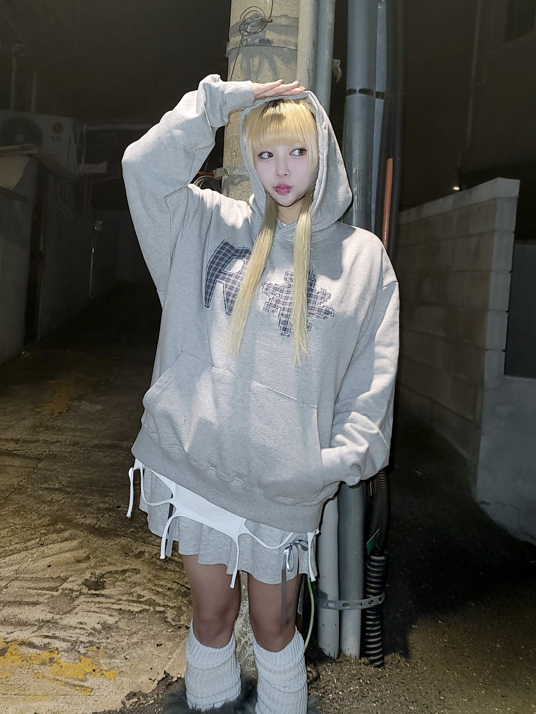 SLOW RECORD HOUSE Check Patch Hoodie Grey 착용 스타일 - 3