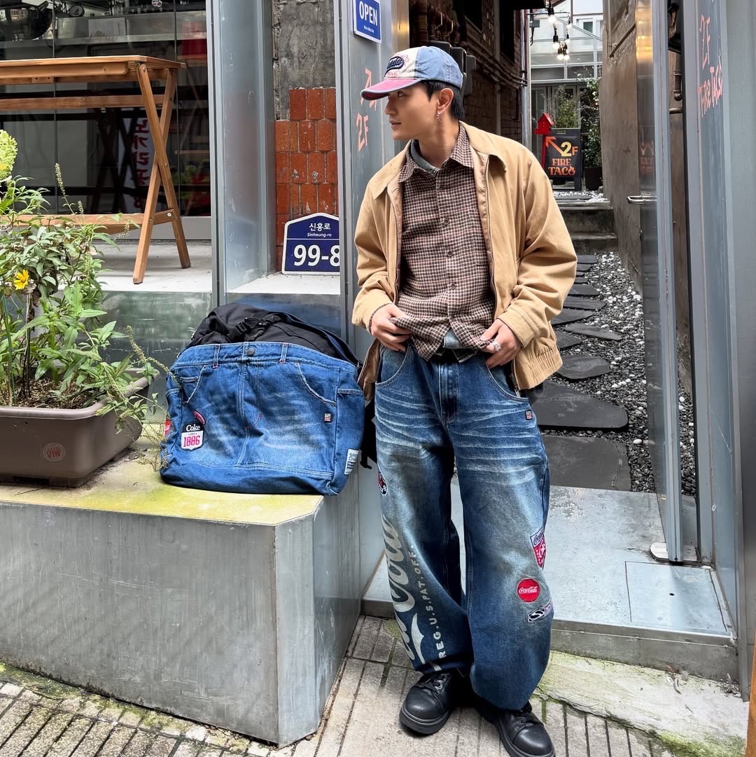 SPORT CHAMBER x Coca-Cola Balloon Denim Pants Blue, SPORT CHAMBER x Coca-Cola Denim Cross Bag Blue 착용 스타일 - 1