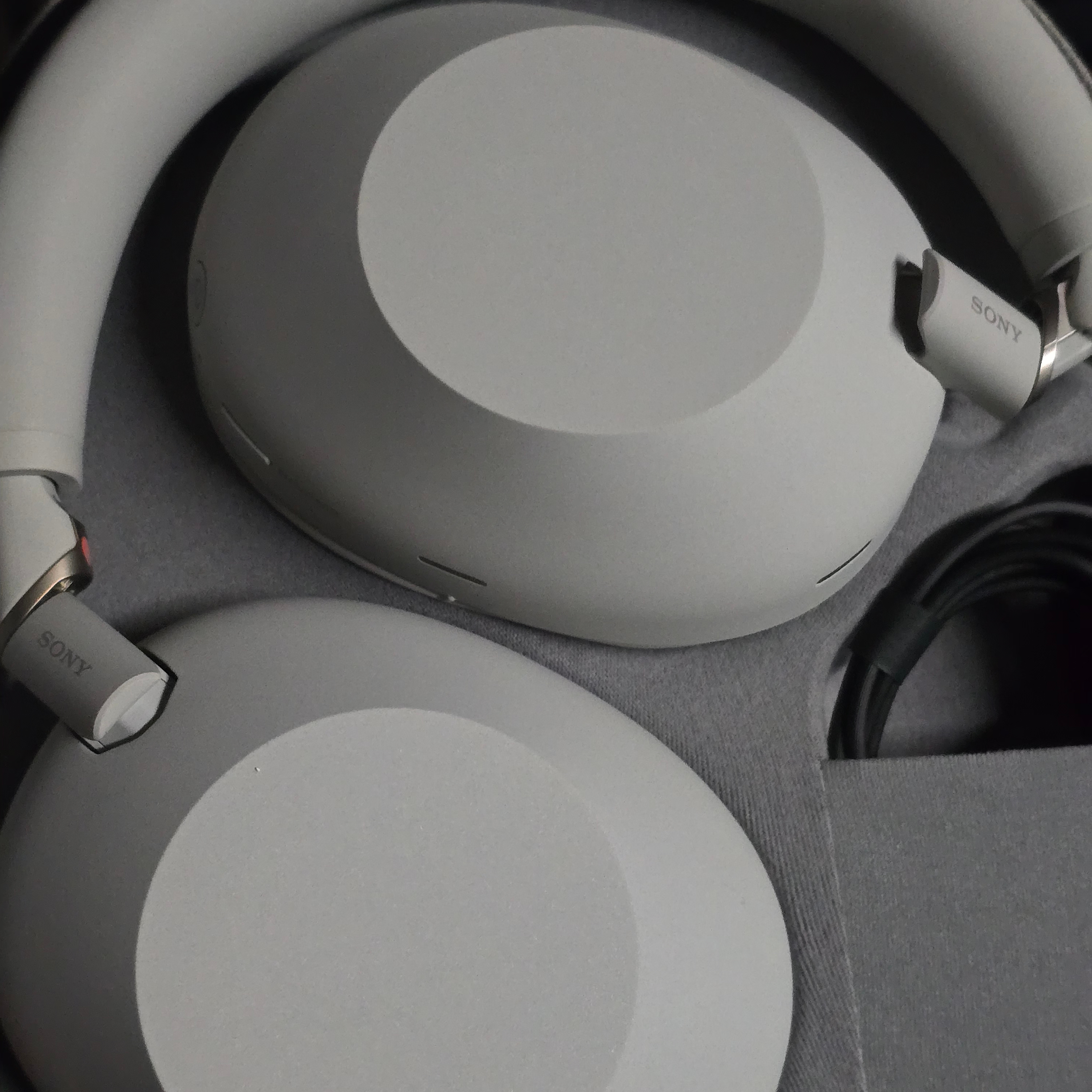 Sony WH-1000XM6 Silver (Sony Korea Ver.) 착용 스타일 - 2