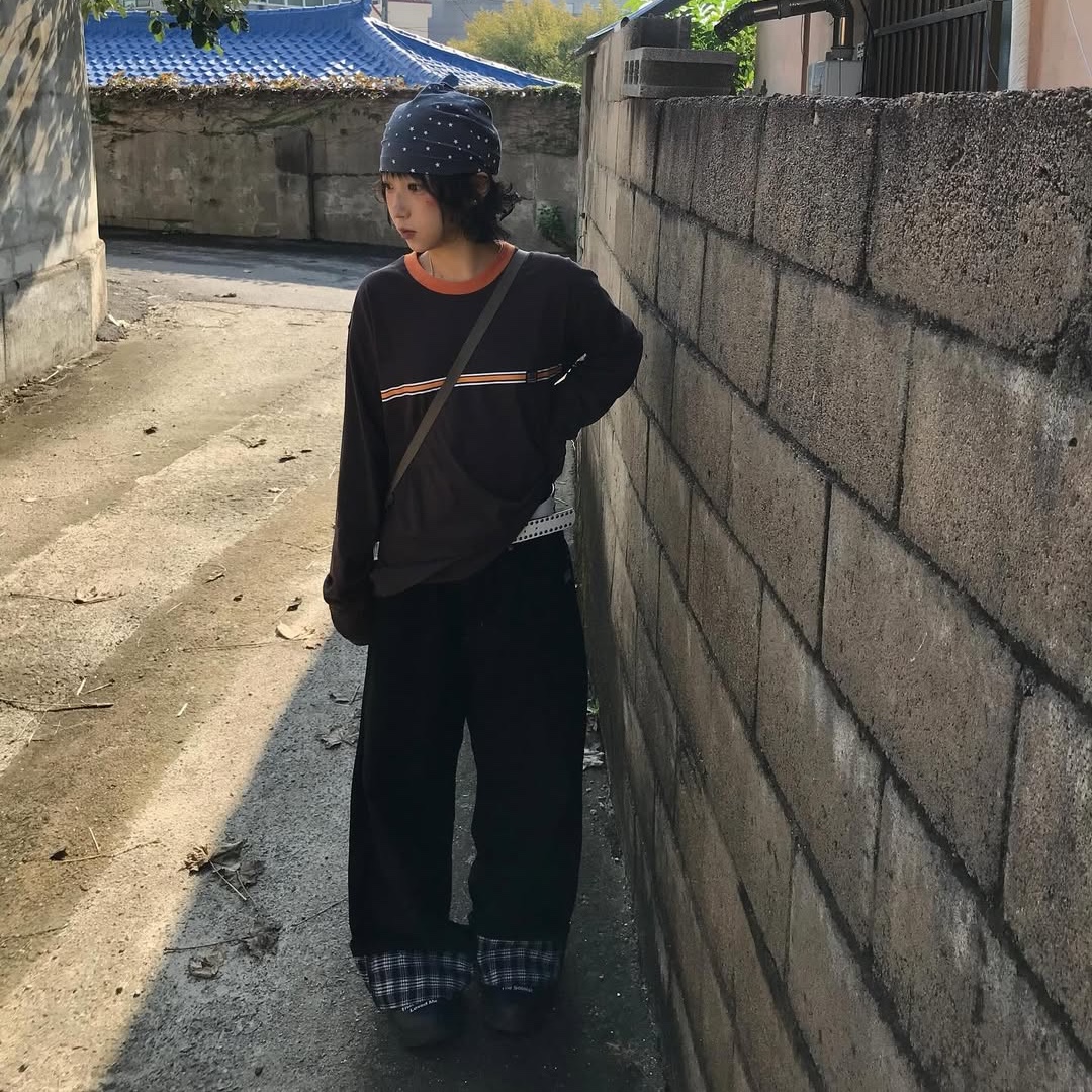 SPORT CHAMBER SC Glide T-Shirt Brown, SPORT CHAMBER SC Check Cuff Pants BLACK 착용 스타일 - 1