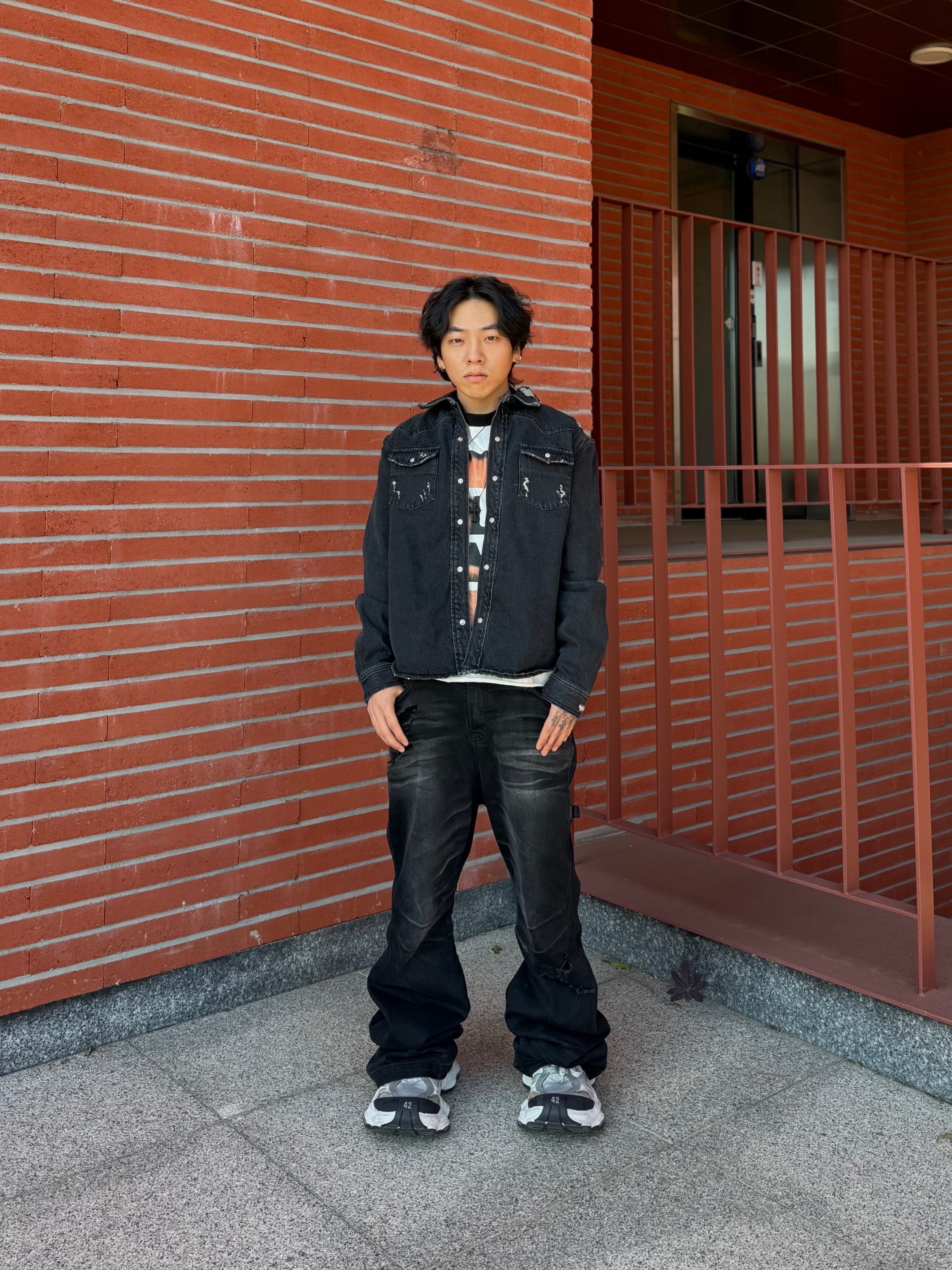 Balenciaga Cargo Sneakers White Grey, Chrome Hearts Silichrome CH Cross Pendant Black 2022/2023/2025 착용 스타일 - 5