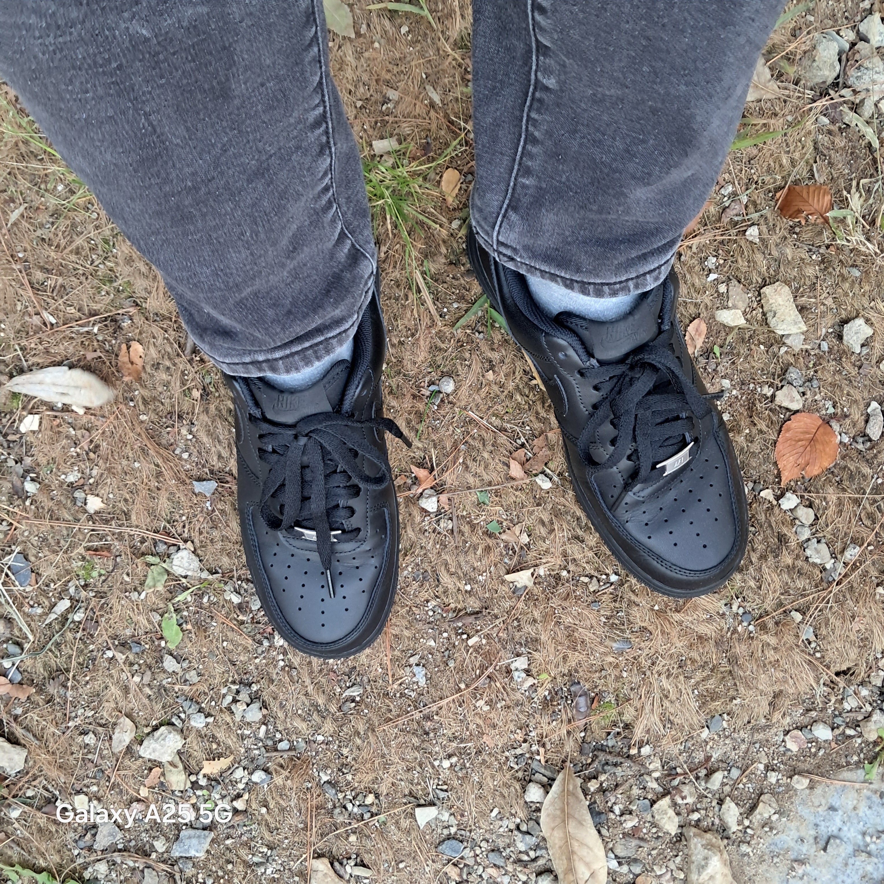 Nike Air Force 1 '07 Low Triple Black 착용 스타일 - 3