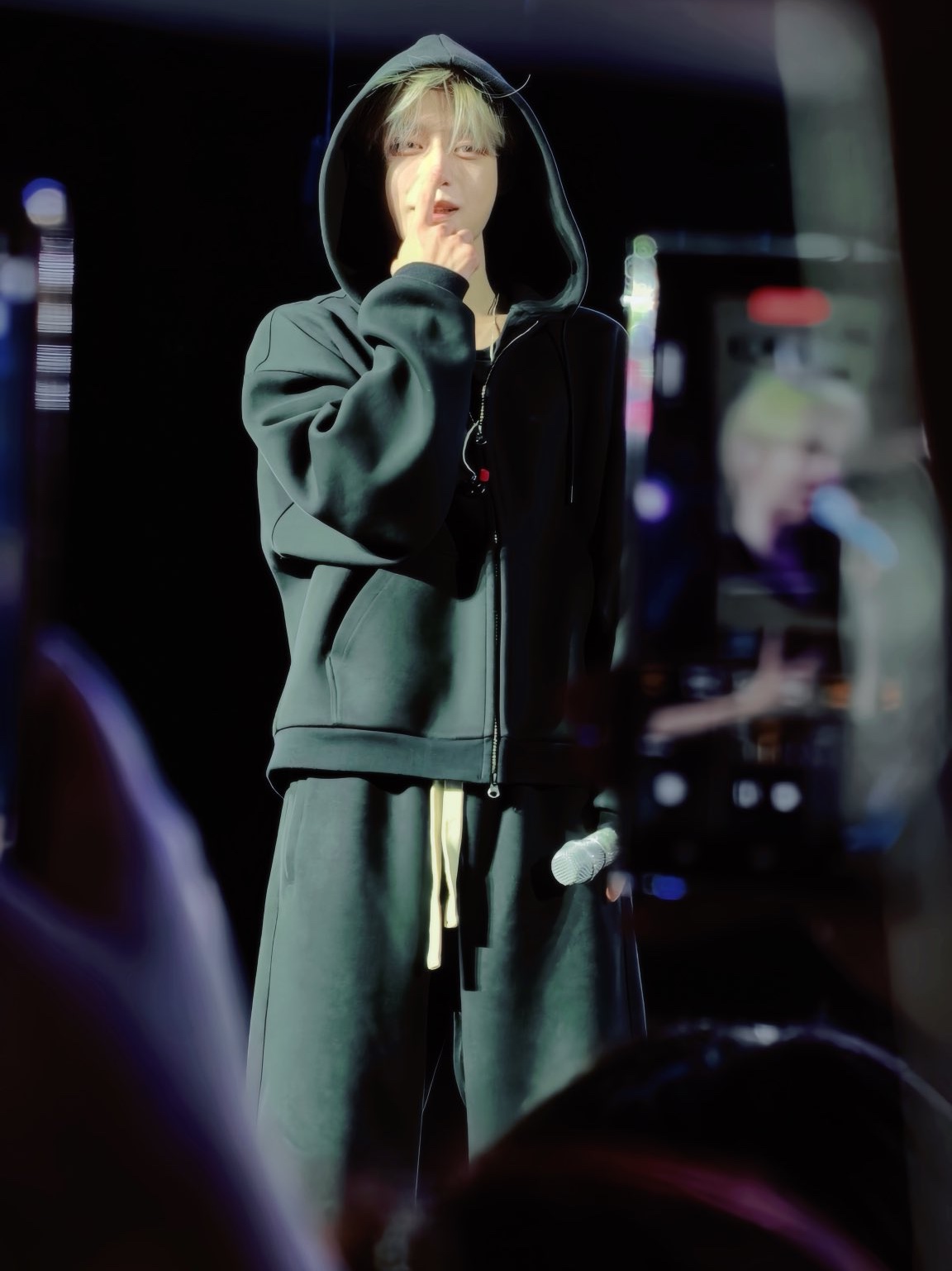 Nonnod Scuba Zip Hoodie Grey, Nonnod Scuba Zip Hoodie Black 착용 스타일 - 1