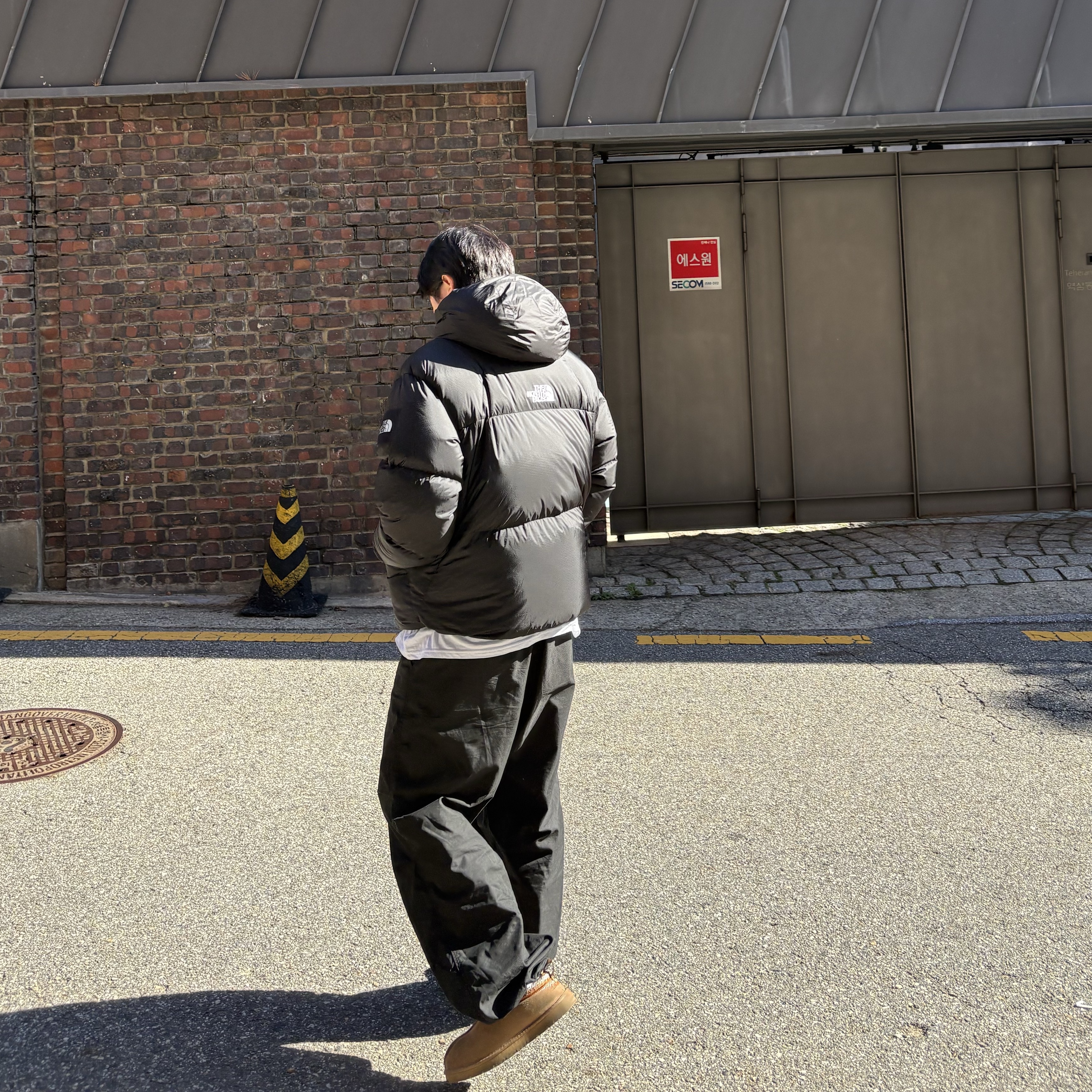 The North Face White Label Project Down Jacket RDS Black - 25FW, Supreme Hanes Tagless T-Shirt White (3 Pack) 착용 스타일