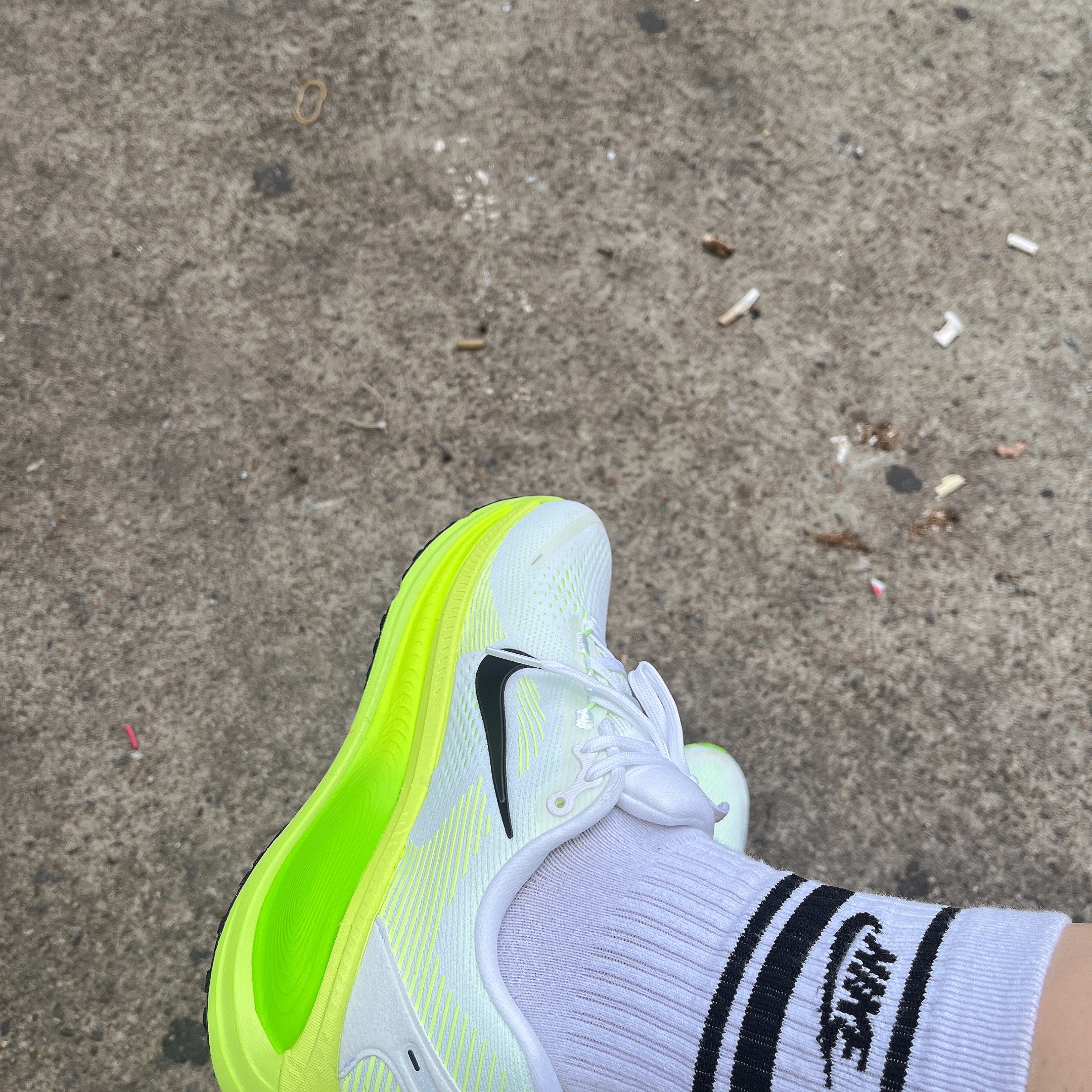 Nike Vomero 18 White Electric Green 착용 스타일 - 2