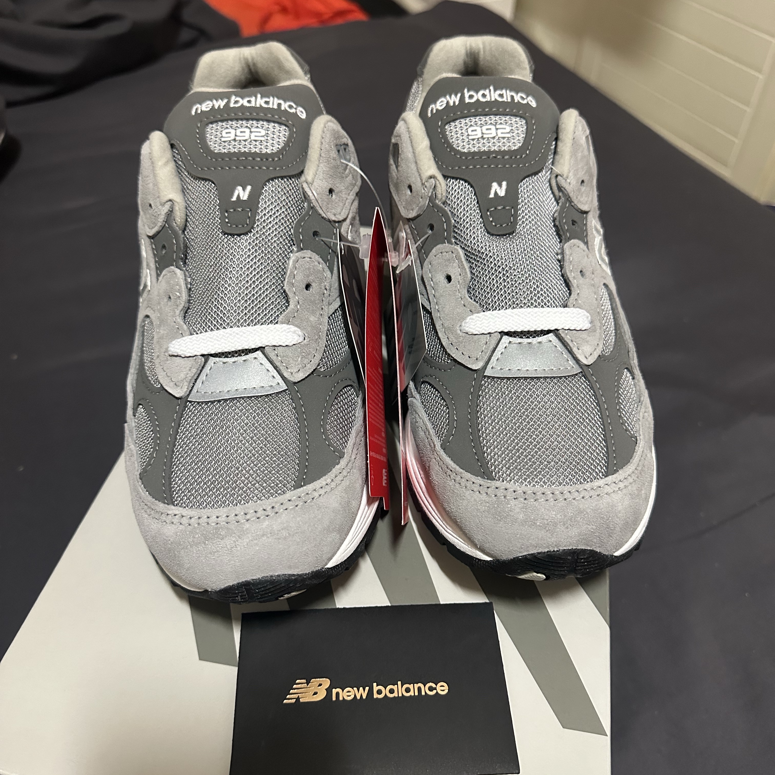 New Balance 992 Made in USA Core Grey Silver Metallic 착용 스타일 - 2