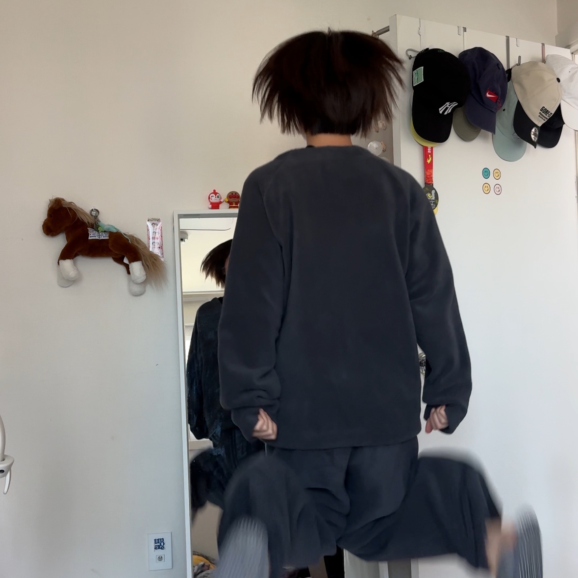 Uniqlo x Needles Fleece Oversized Cardigan Dark Gray - KR, Uniqlo x Needles Fleece Wide Pants Dark Gray - KR 착용 스타일 - 2