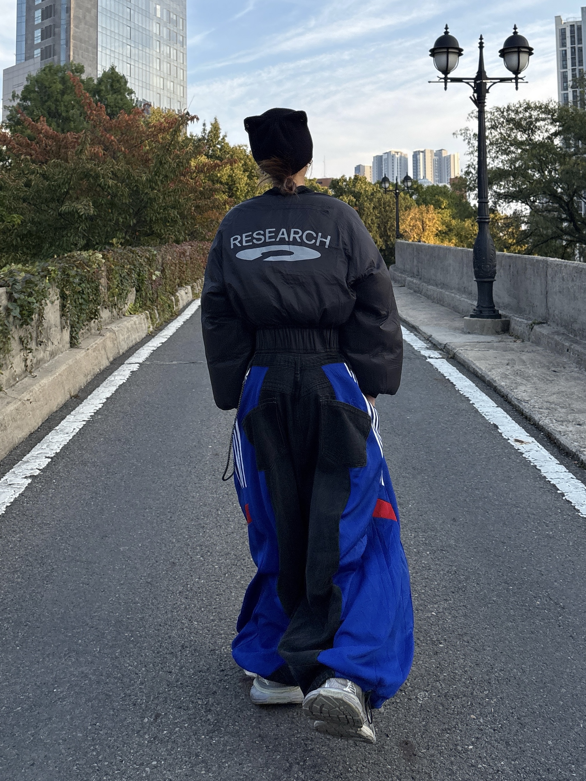 Balenciaga 3XL Sneakers Light Beige 착용 스타일 - 2