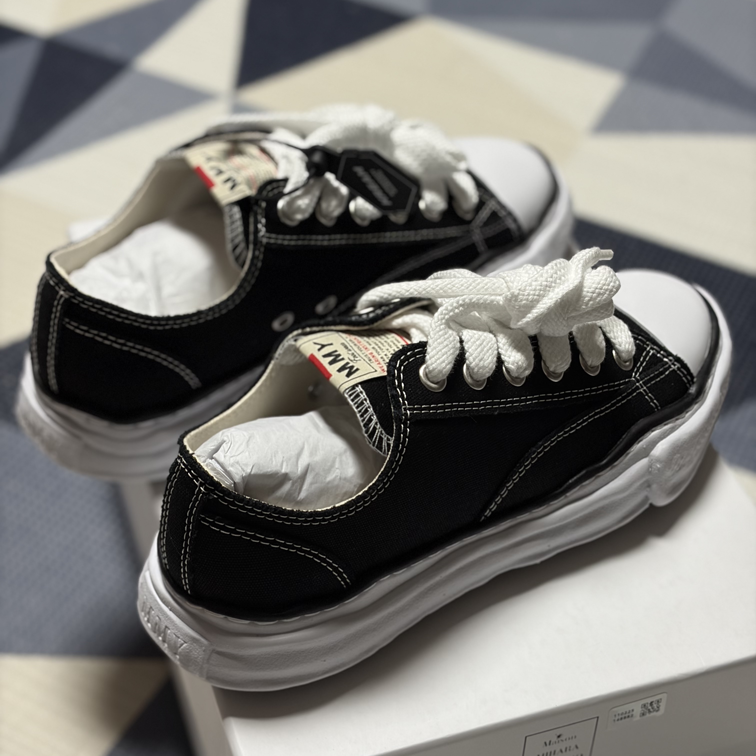 Maison Mihara Yasuhiro Peterson OG Sole Canvas Low Sneakers Black 착용 스타일