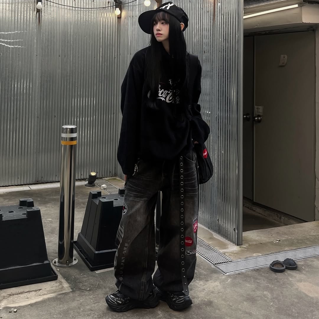 SPORT CHAMBER x Coca-Cola Balloon Denim Pants Black, SPORT CHAMBER x Coca-Cola Denim Cross Bag Black 착용 스타일 - 10