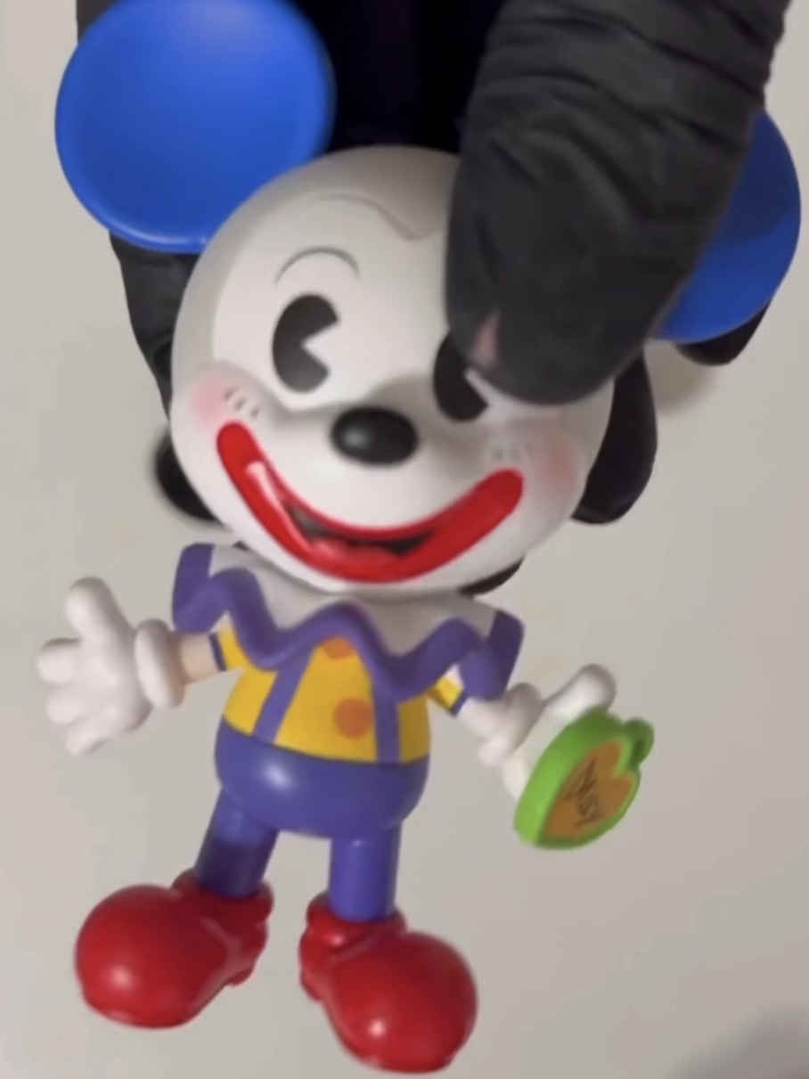 Pop Mart Disney Mickey Remixed: Mickey Meets Pixar Series Figures Sealed Case (1 Blind Box) 착용 스타일
