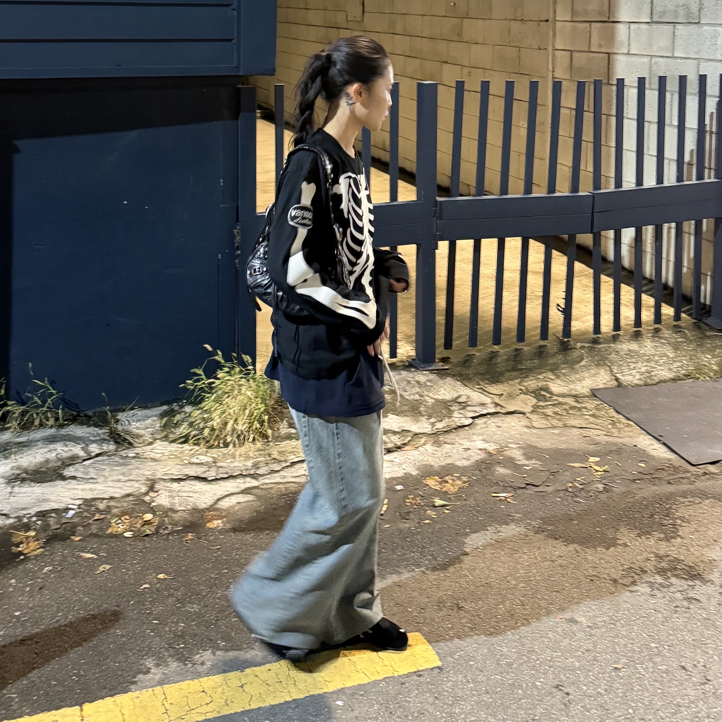Vanson T19 LS T-Shirt Black, Balenciaga Arena Lambskin Le Cagole XS Shoulder Bag Black 착용 스타일 - 2