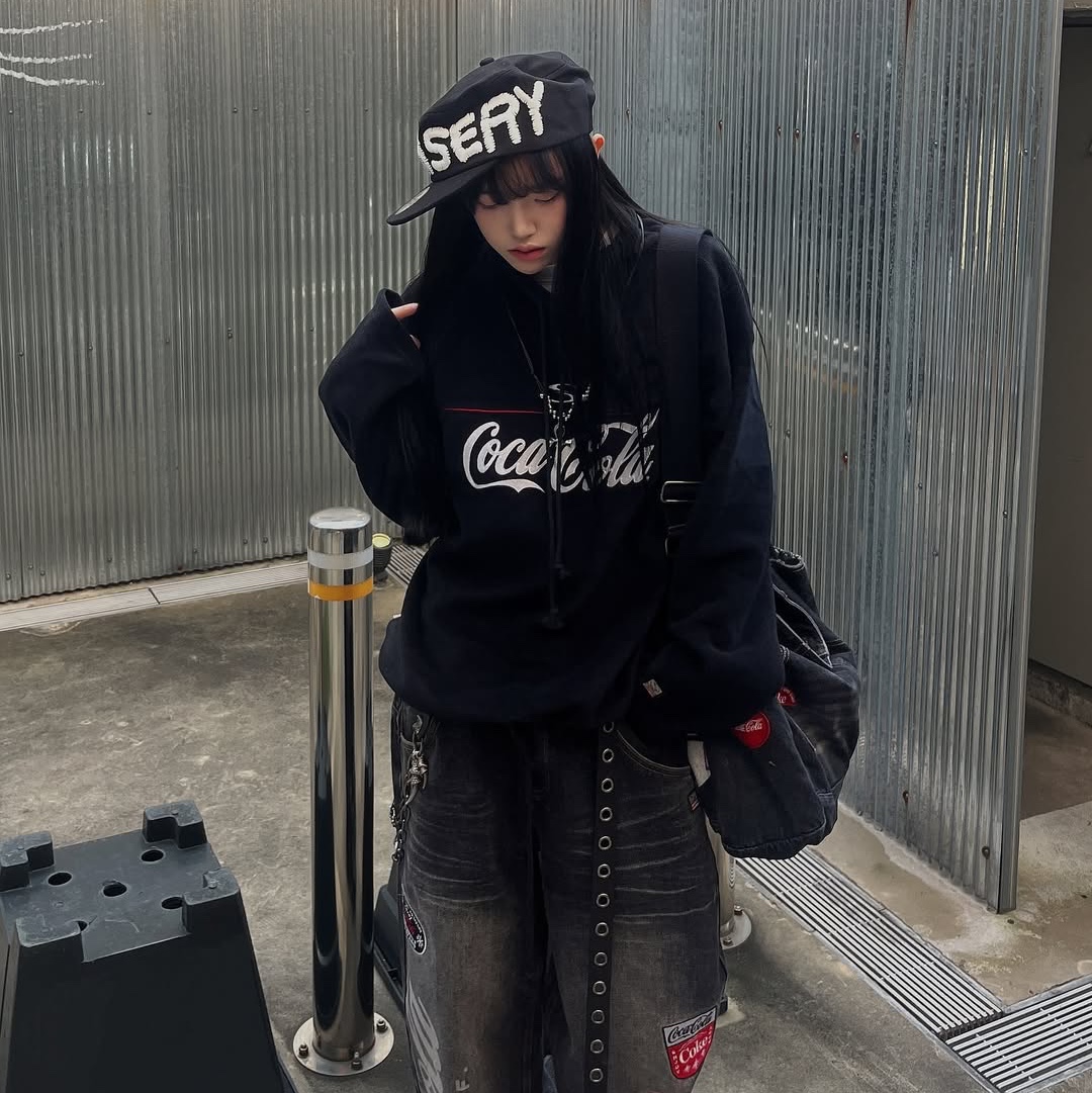 SPORT CHAMBER x Coca-Cola Balloon Denim Pants Black, SPORT CHAMBER x Coca-Cola Denim Cross Bag Black 착용 스타일 - 8