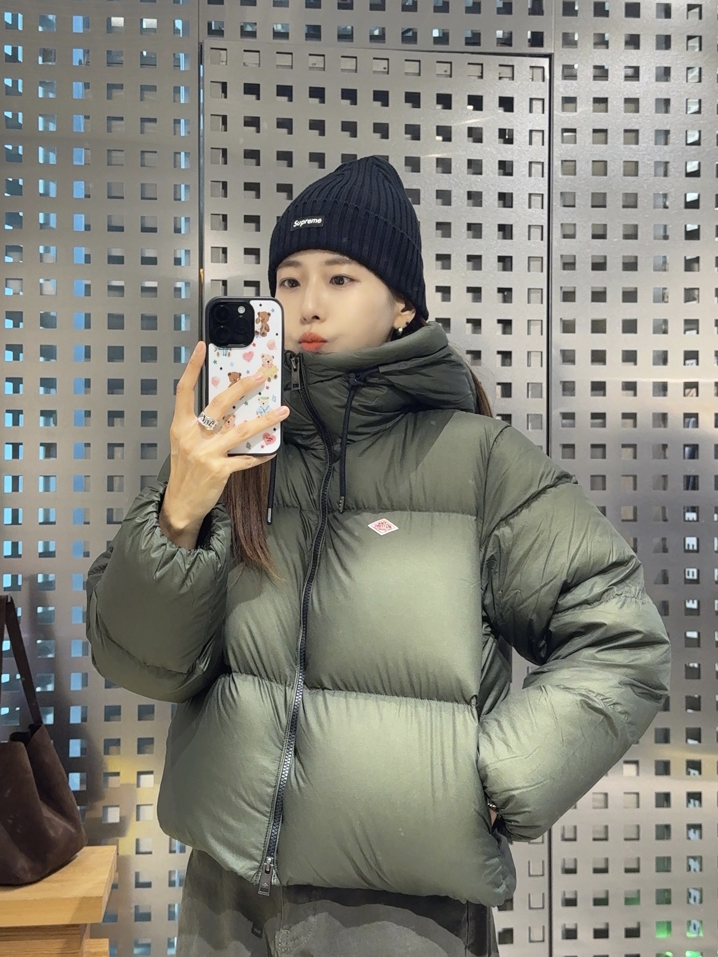 Supreme Overdyed Beanie Black 착용 스타일 - 2