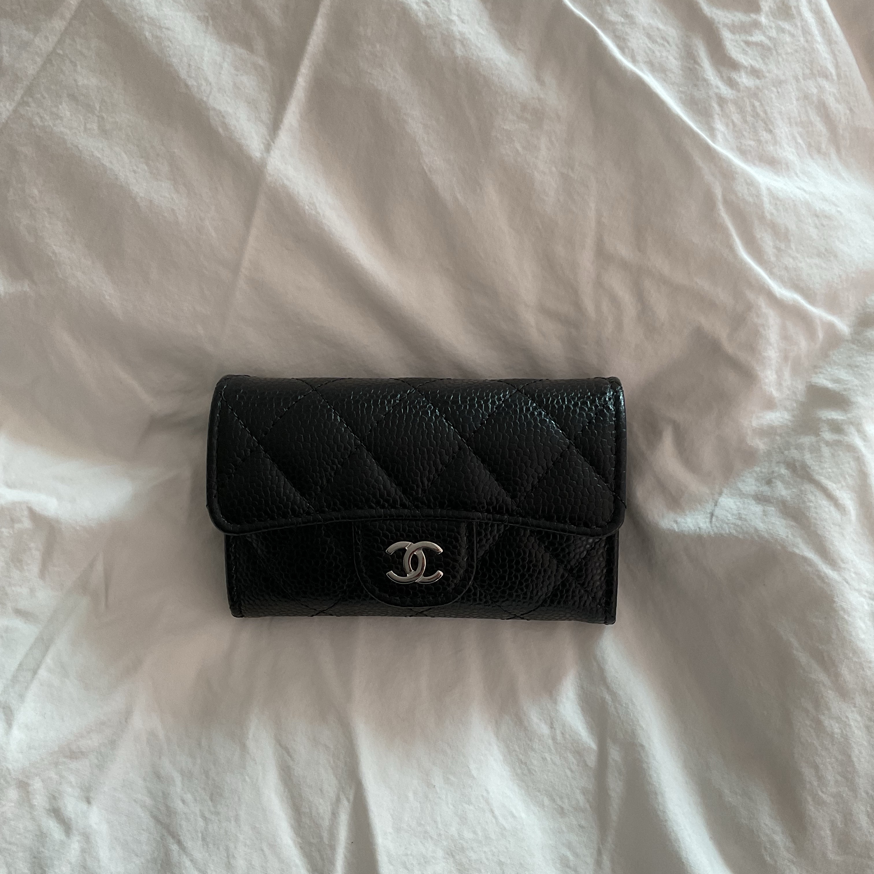 Chanel Classic Card Holder Grained Calfskin & Silver Black 착용 스타일 - 1