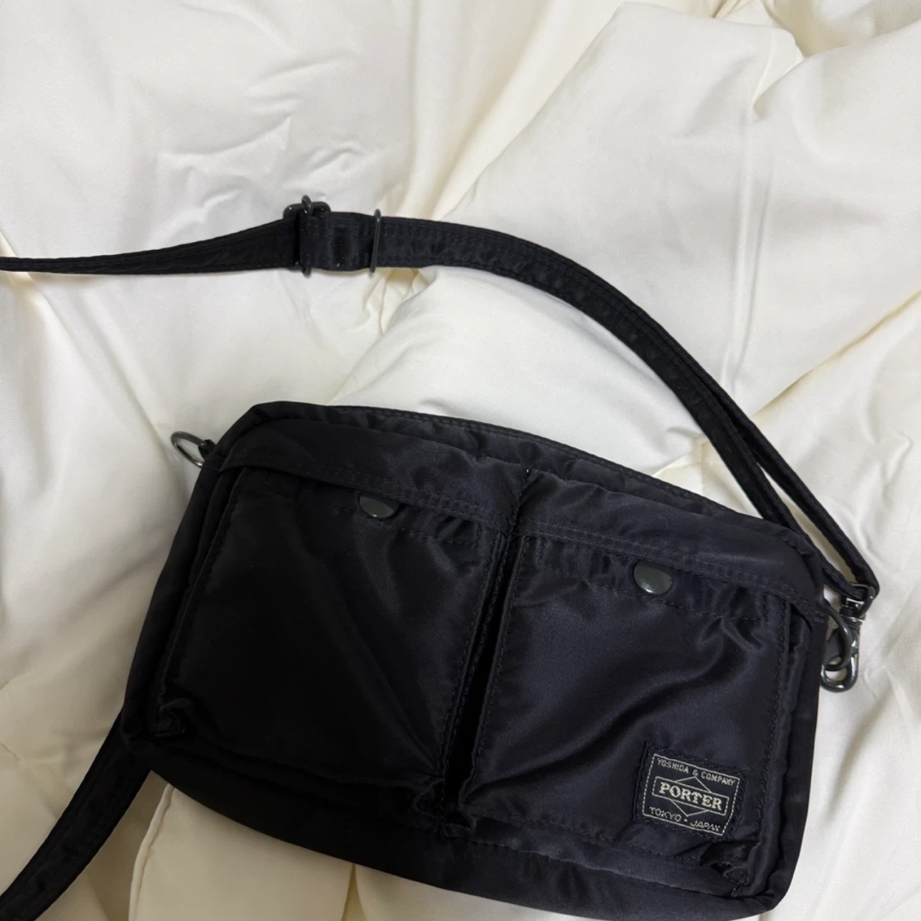 Porter Tanker Shoulder Bag Black 착용 스타일