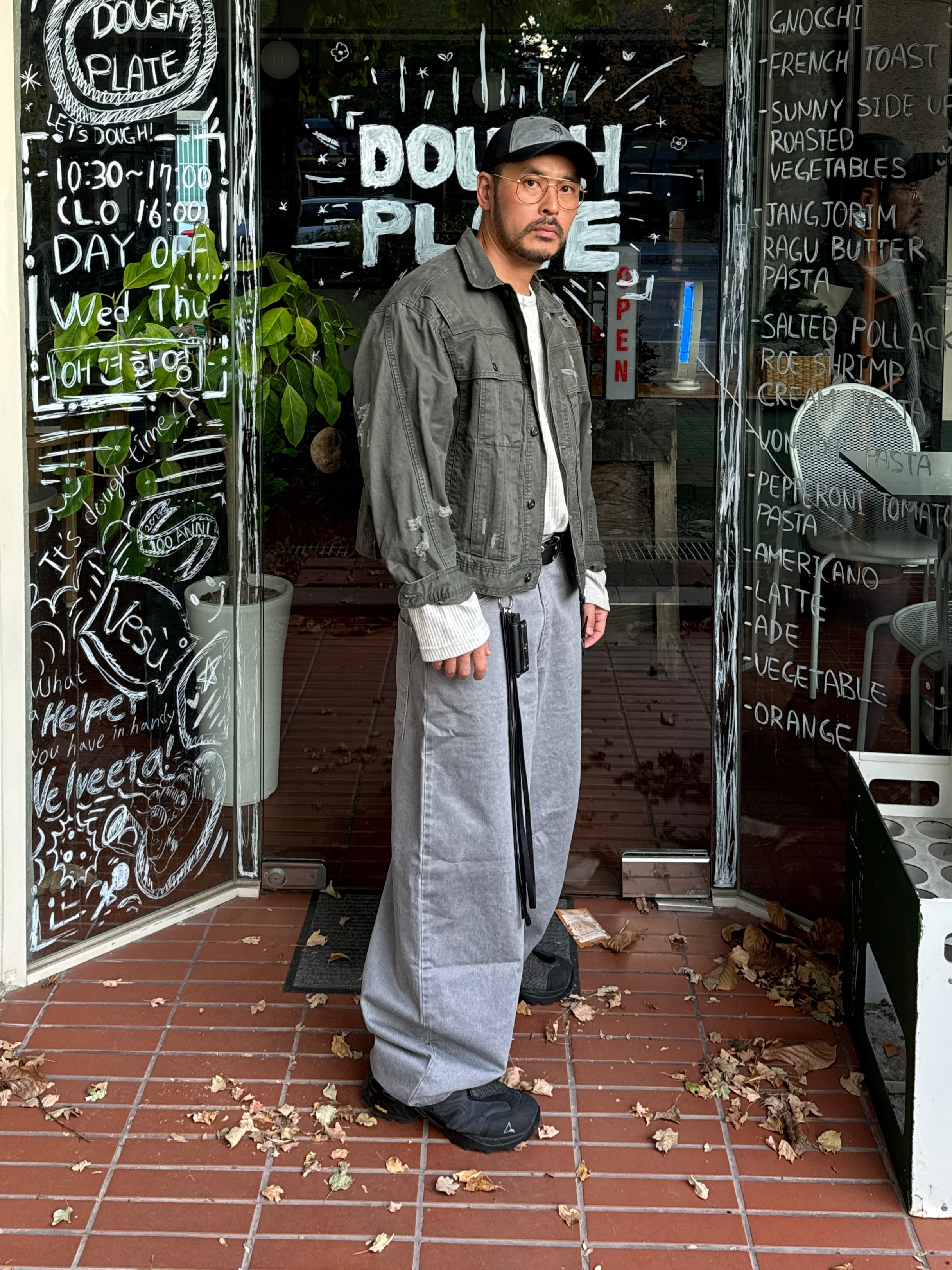 NOMANUAL I.P Damaged Jacket Khaki Gray, Roa Hiking Minaar Black 착용 스타일 - 3