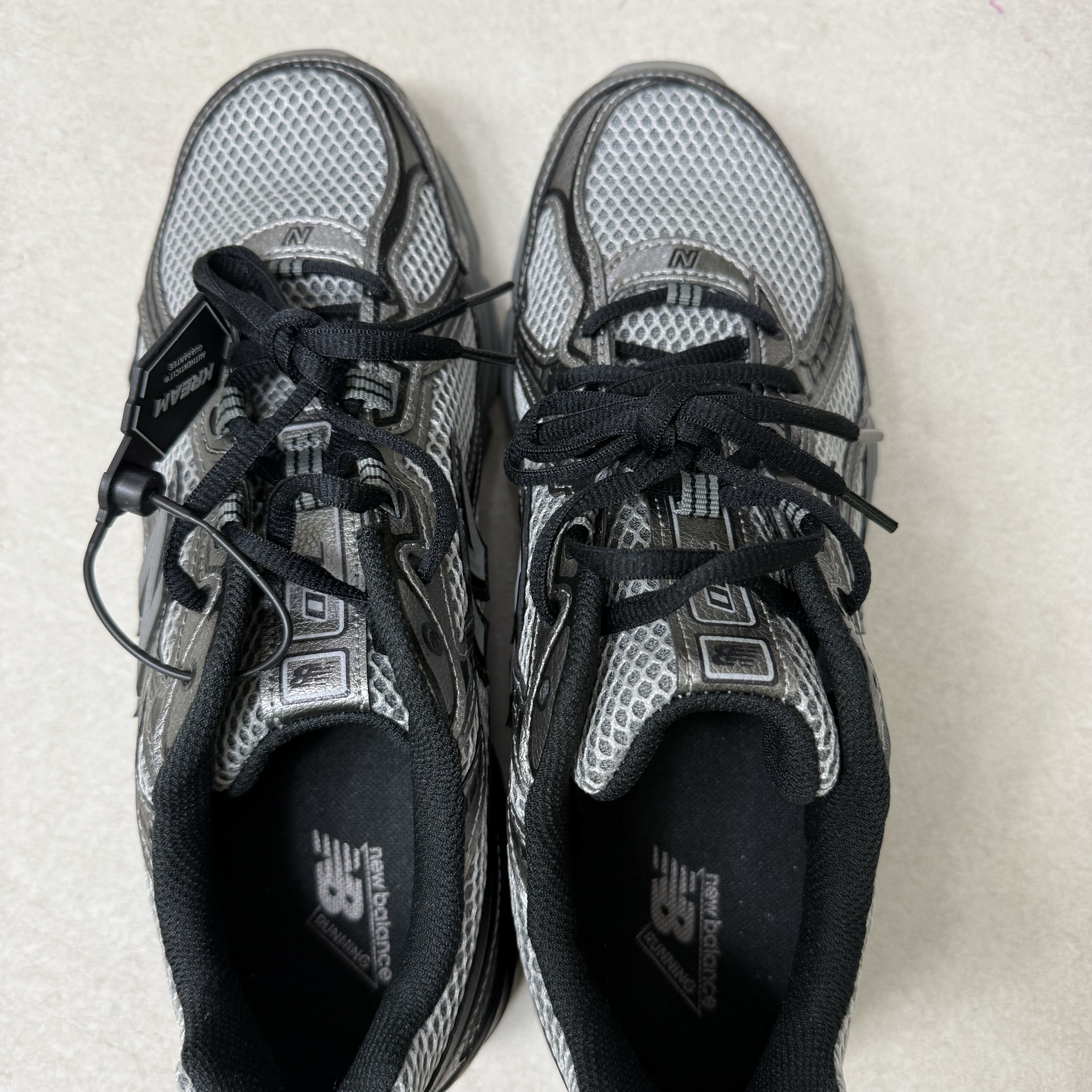 New Balance 740 Dark Silver Metallic 착용 스타일 - 1