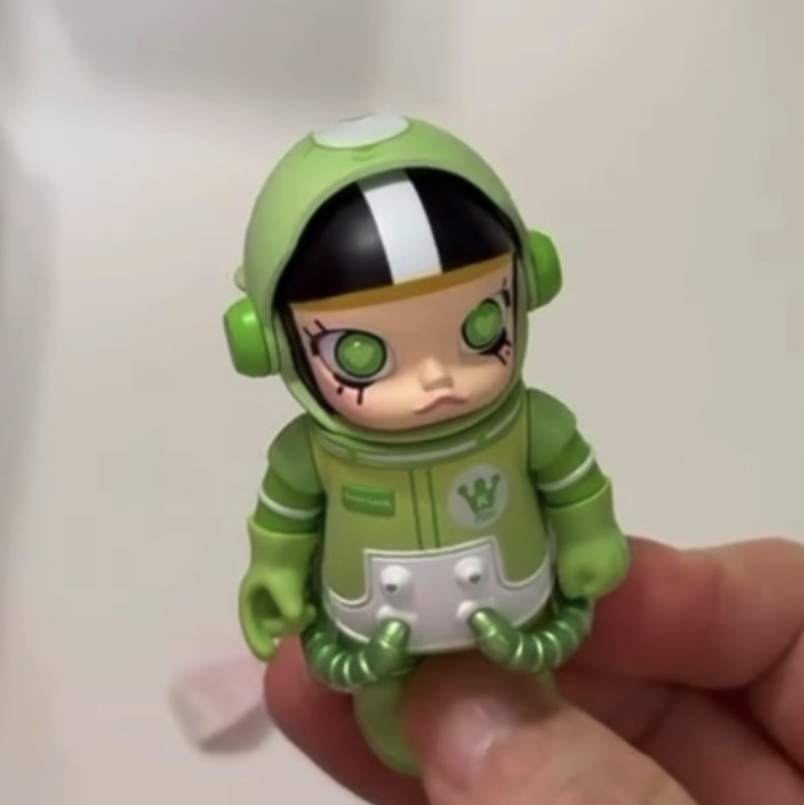Pop Mart Mega Space Molly Series 3 Good Luck Bear (Opened Case) 착용 스타일