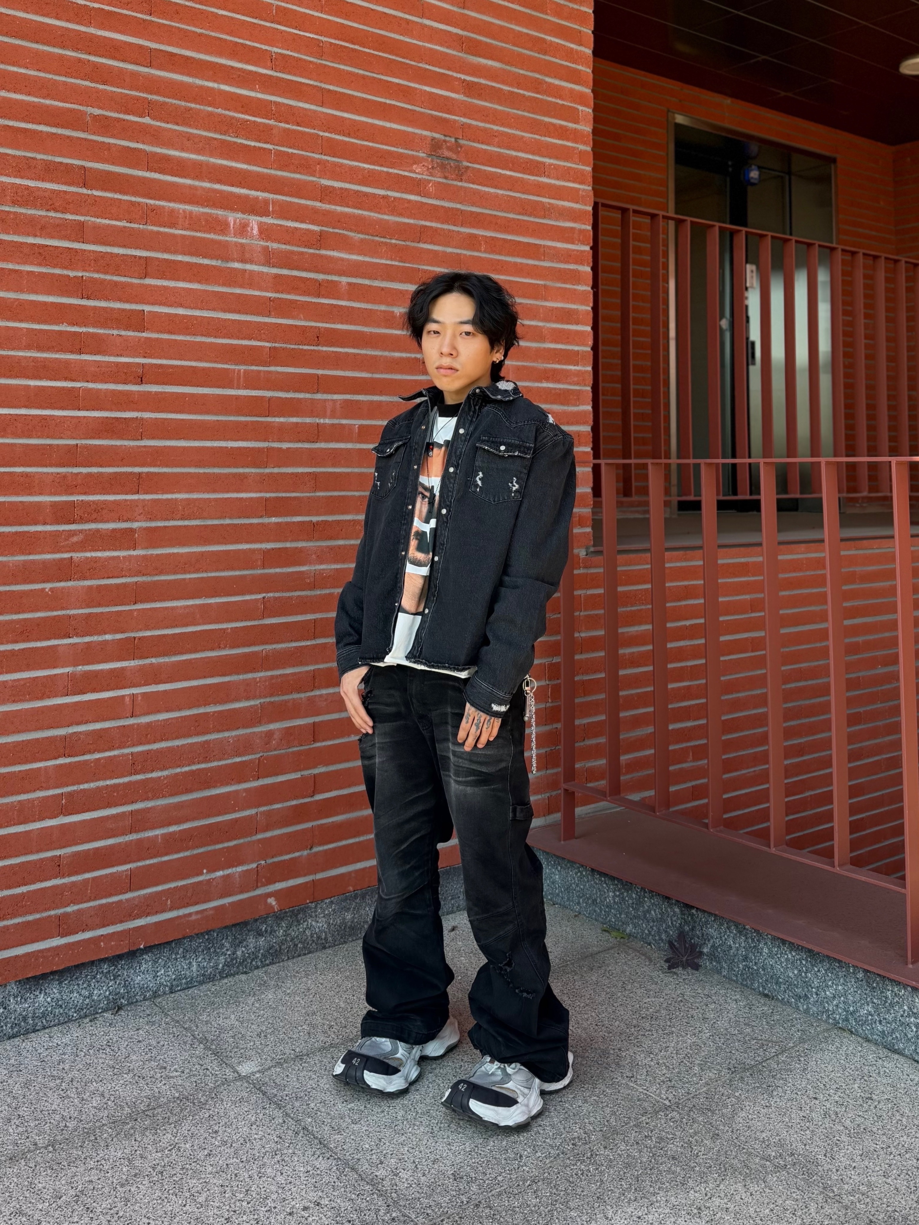 Balenciaga Cargo Sneakers White Grey, Chrome Hearts Silichrome CH Cross Pendant Black 2022/2023/2025 착용 스타일 - 7