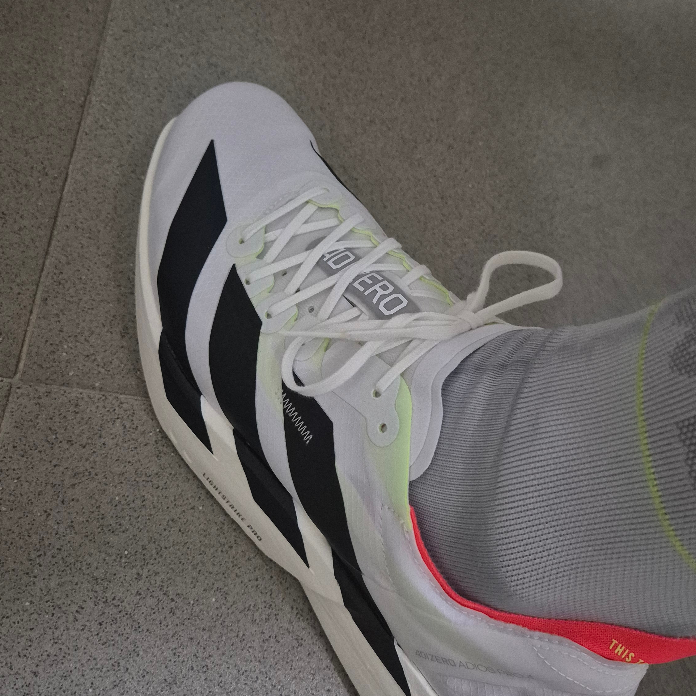 Adidas Adizero Adios Pro 4 Cloud White Core Black 착용 스타일 - 8