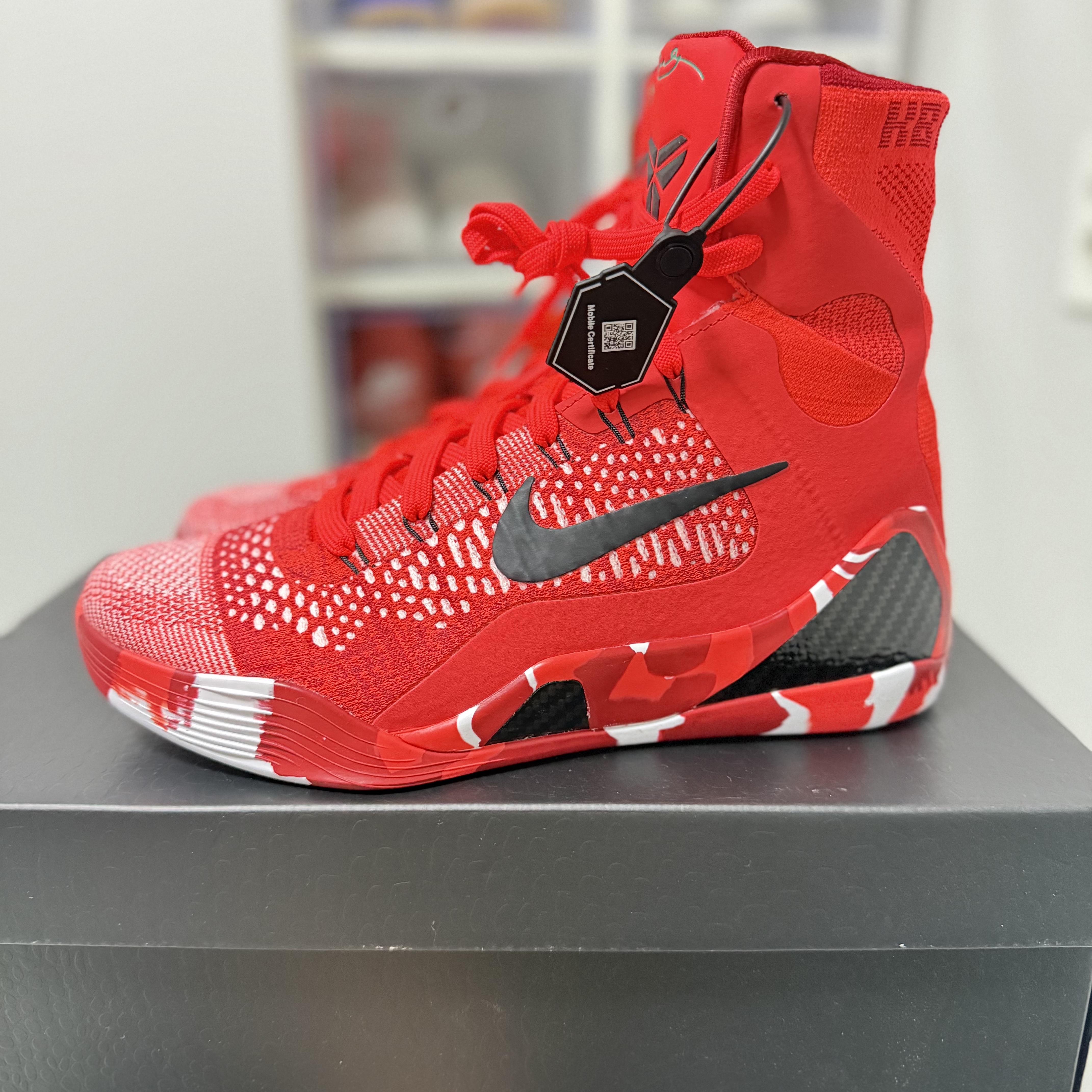 Nike Kobe 9 Elite High Protro Bright Crimson and Emerald Green 착용 스타일 - 2