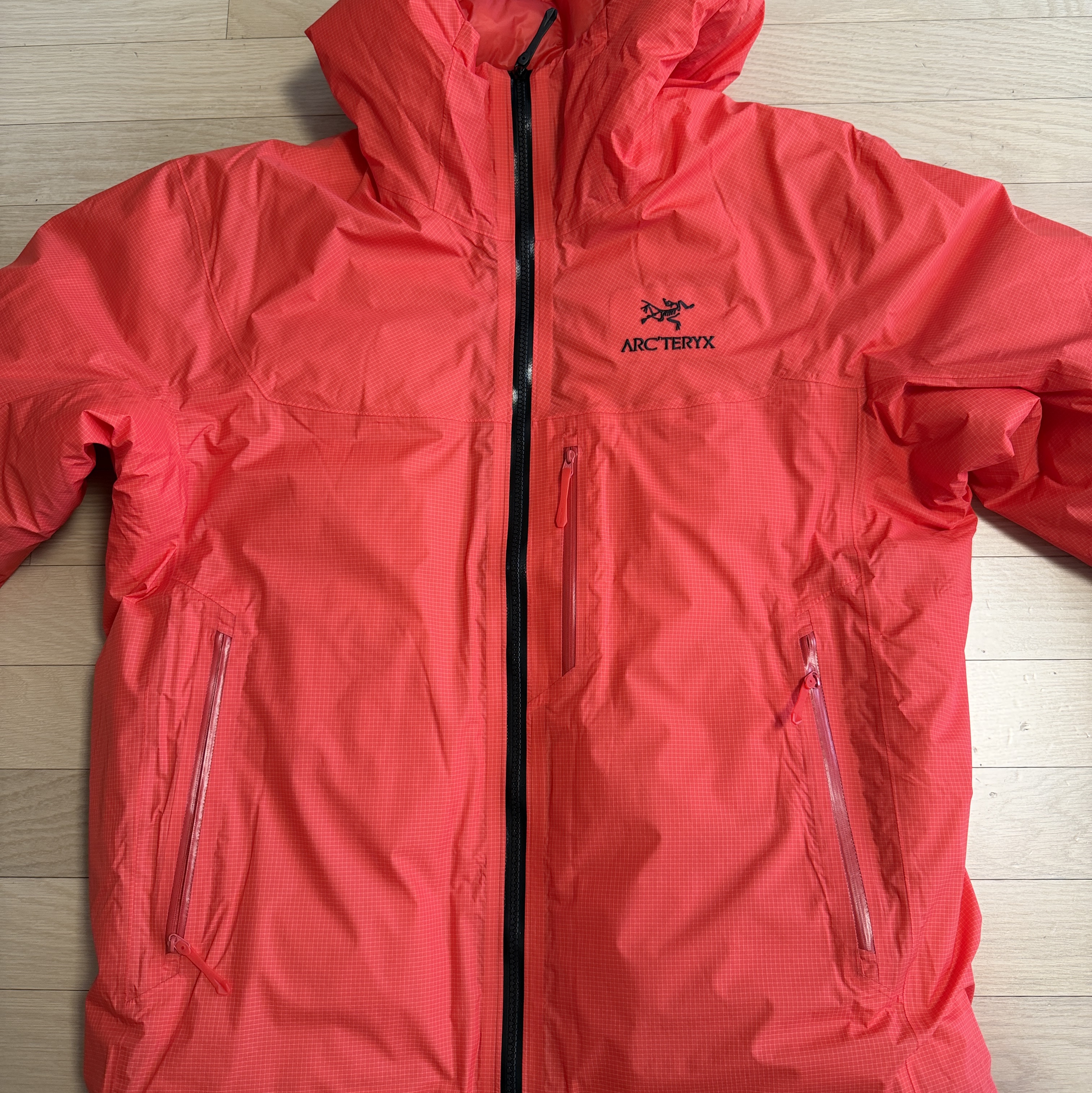Arc'teryx Alpha Lightweight Parka Light Tanager 착용 스타일 - 1
