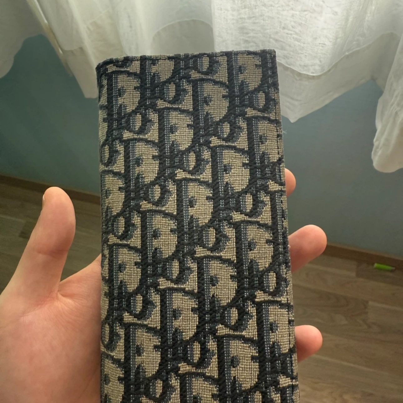 Dior Bi-Fold Card Holder Beige & Black Dior Oblique Jacquard 착용 스타일