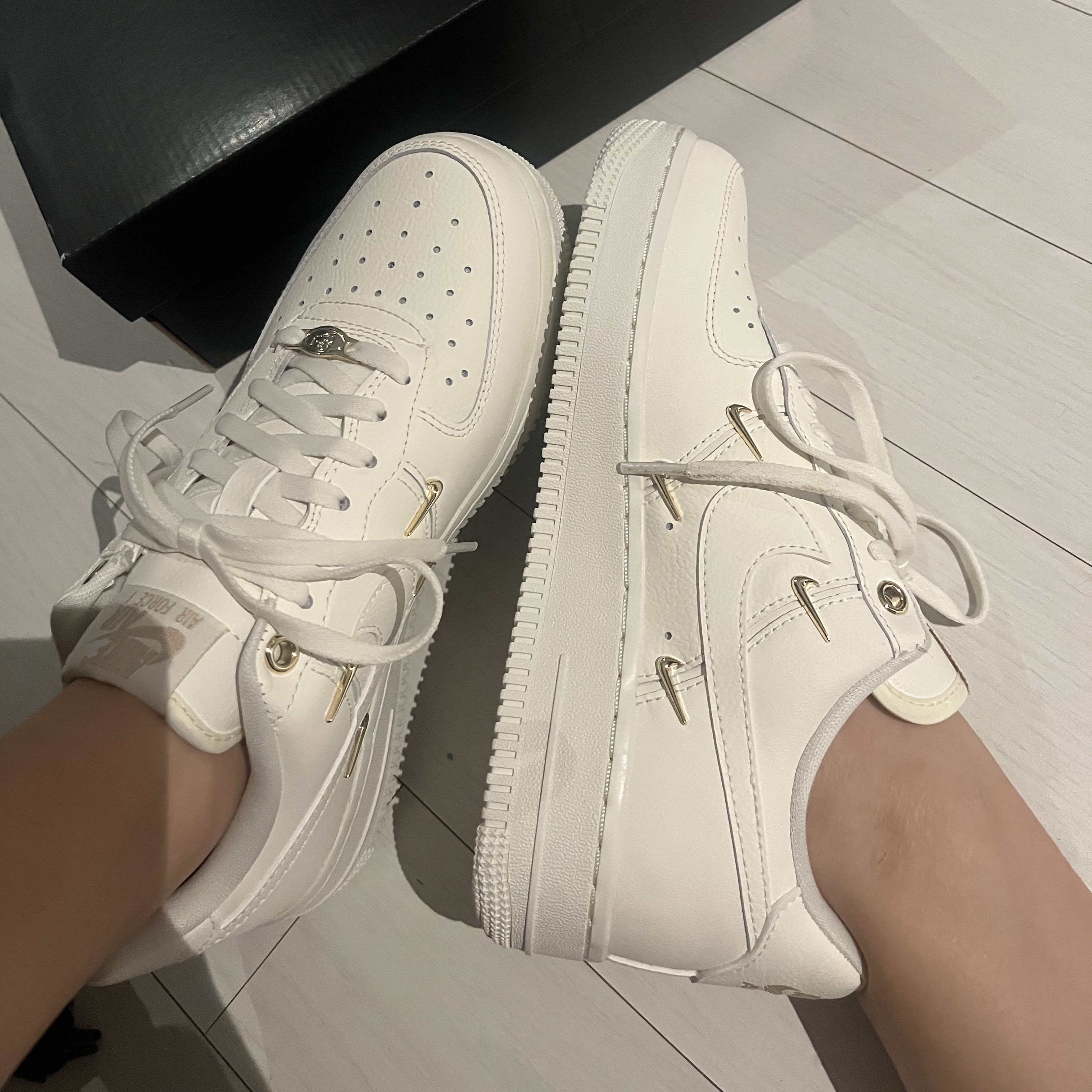 (W) Nike Air Force 1 Low '07 LX Sail Metallic Gold 착용 스타일