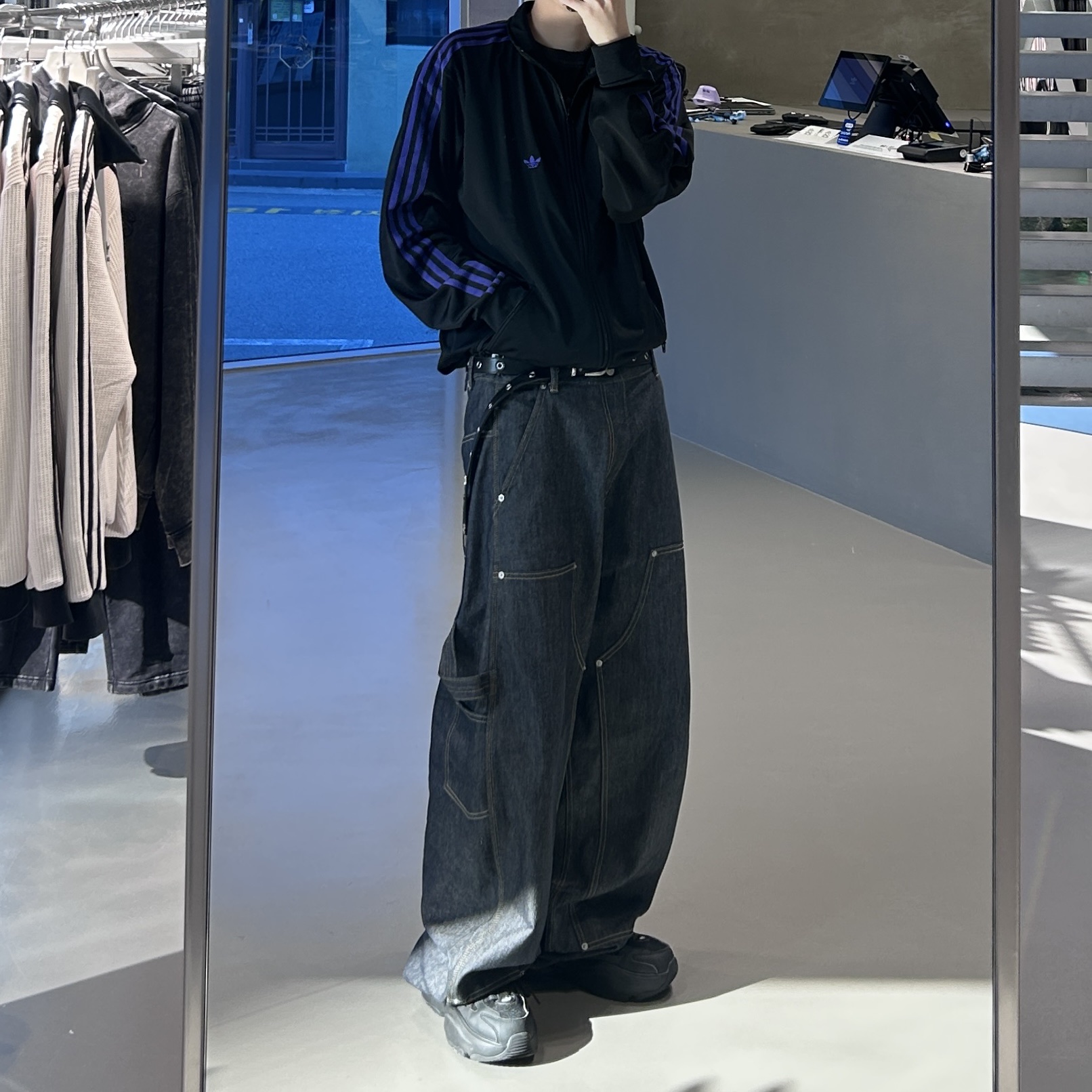 Adidas Beckenbauer Track Top Black Energy Ink - KR Sizing, GRAILZ x KOIN SEOUL Carpenter Raw Denim Pants Indigo 착용 스타일 - 2