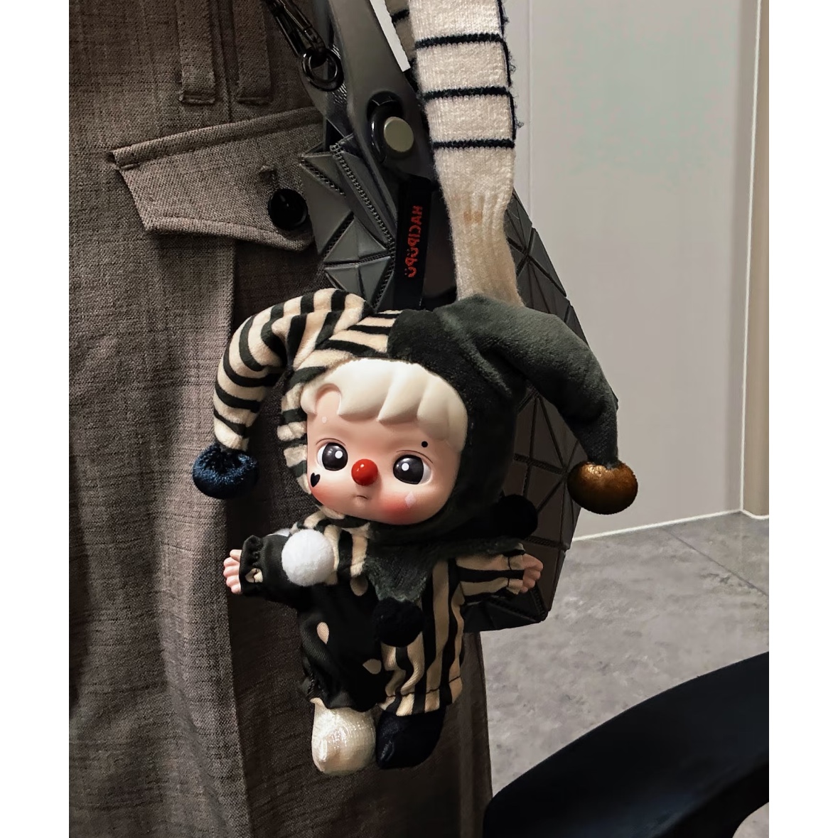 Pop Mart Why So Serious Series Vinyl Plush Pendant Silver Mist Clown (Opened Case) 착용 스타일
