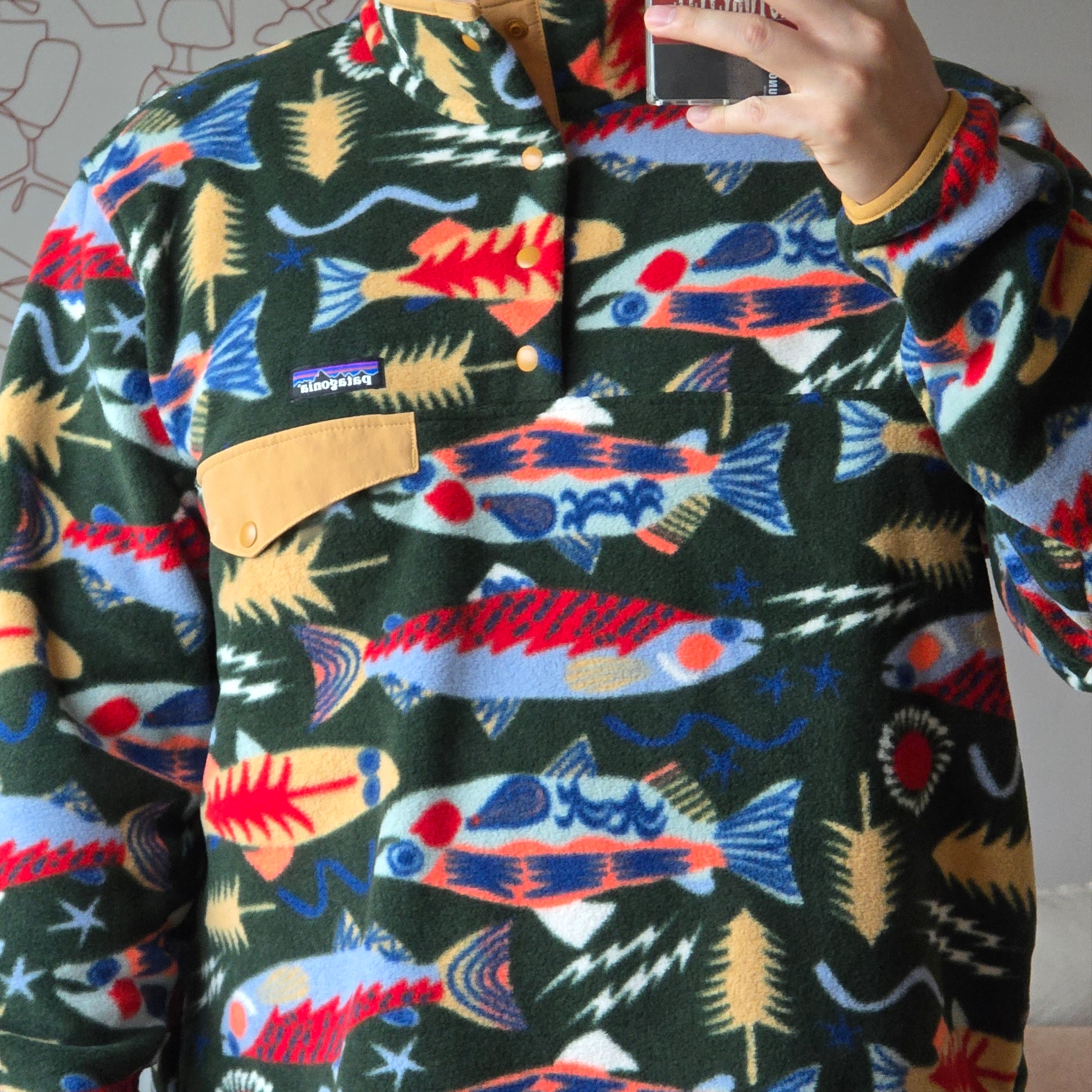 Patagonia Lightweight Synchilla Snap-T Fleece Pullover Salmon Energy Old Growth Green 착용 스타일