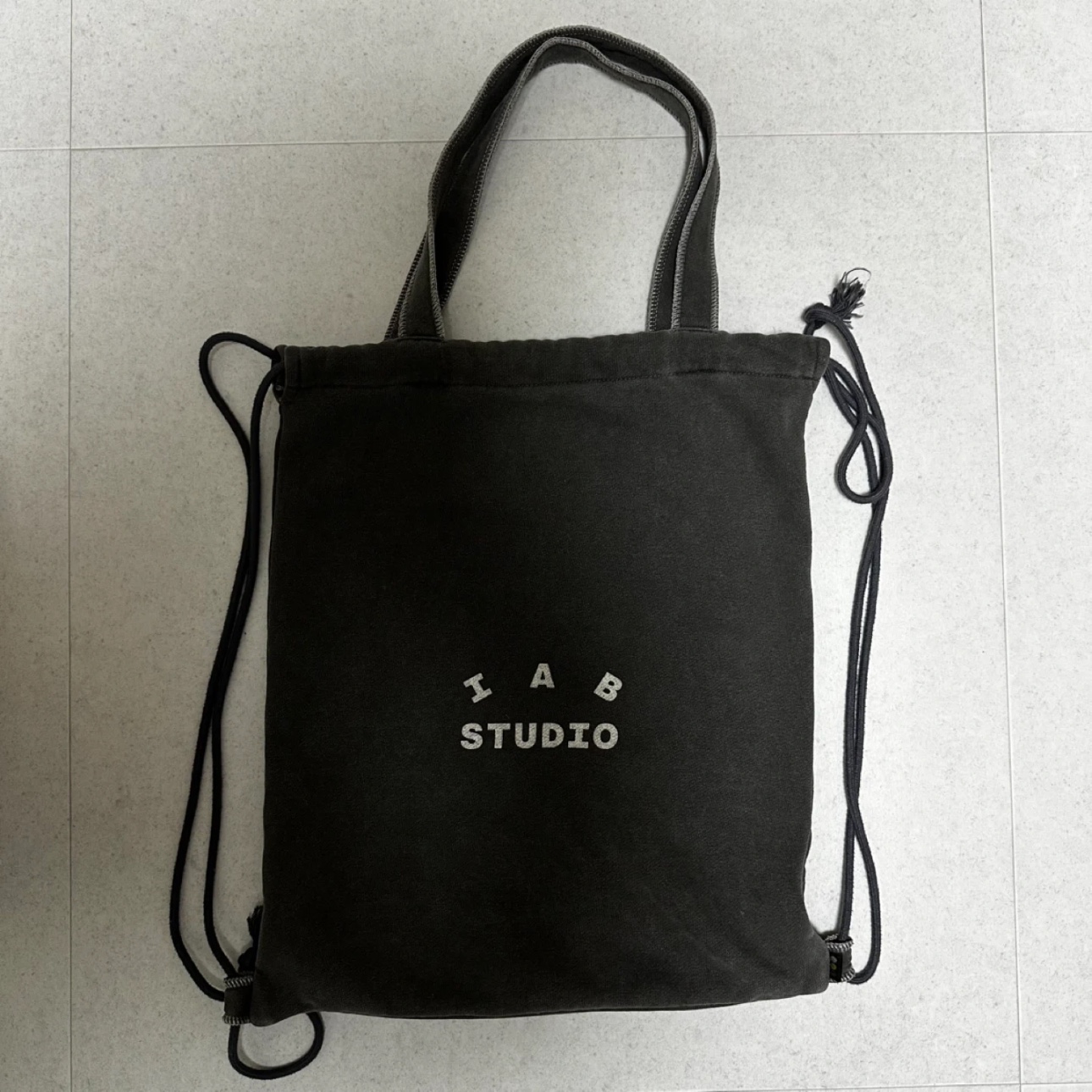 IAB Studio Pigment Sack Black 착용 스타일