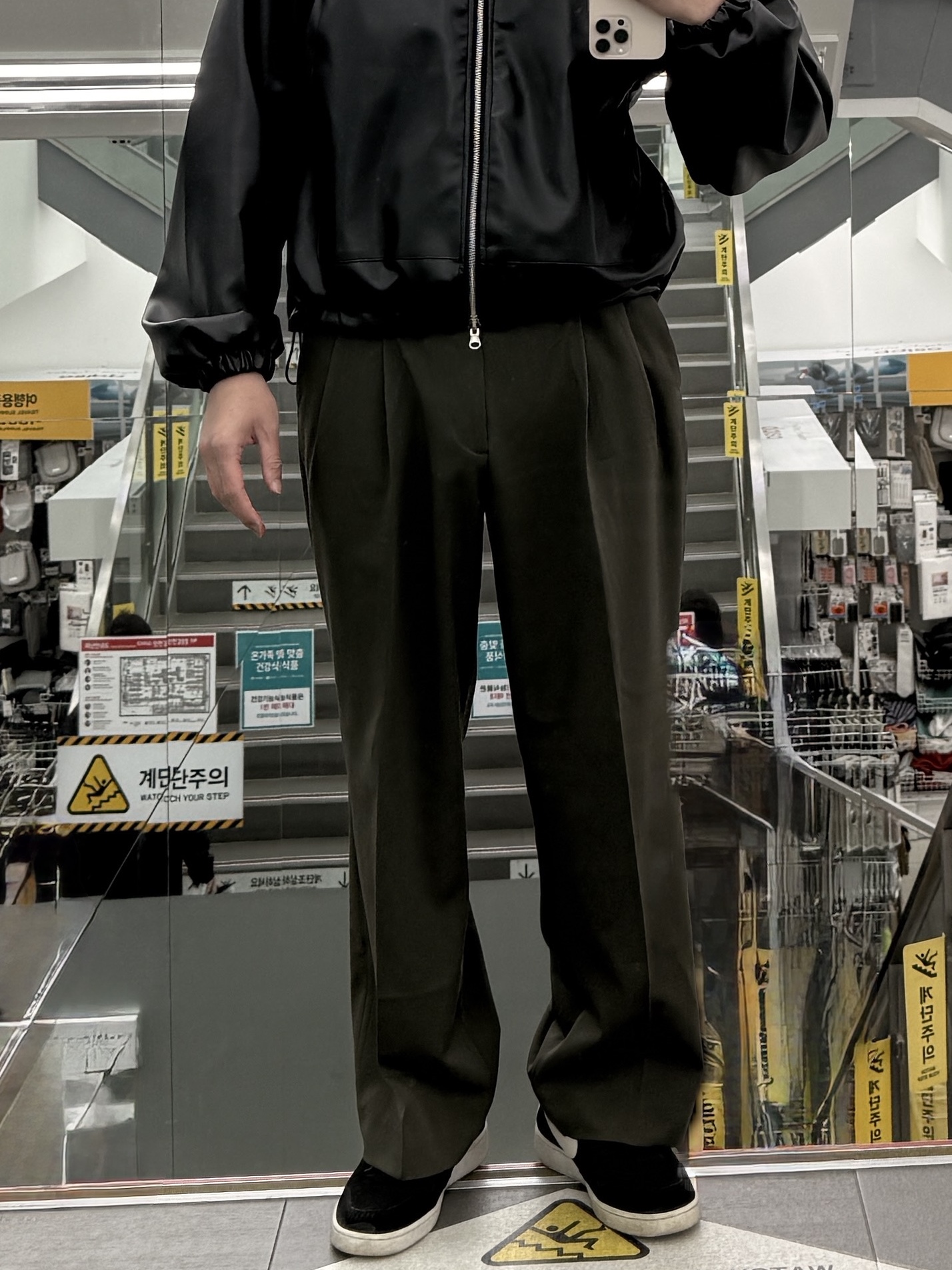 Musinsa Standard Cooltandard Wide Hidden Banding Slacks Black 착용 스타일