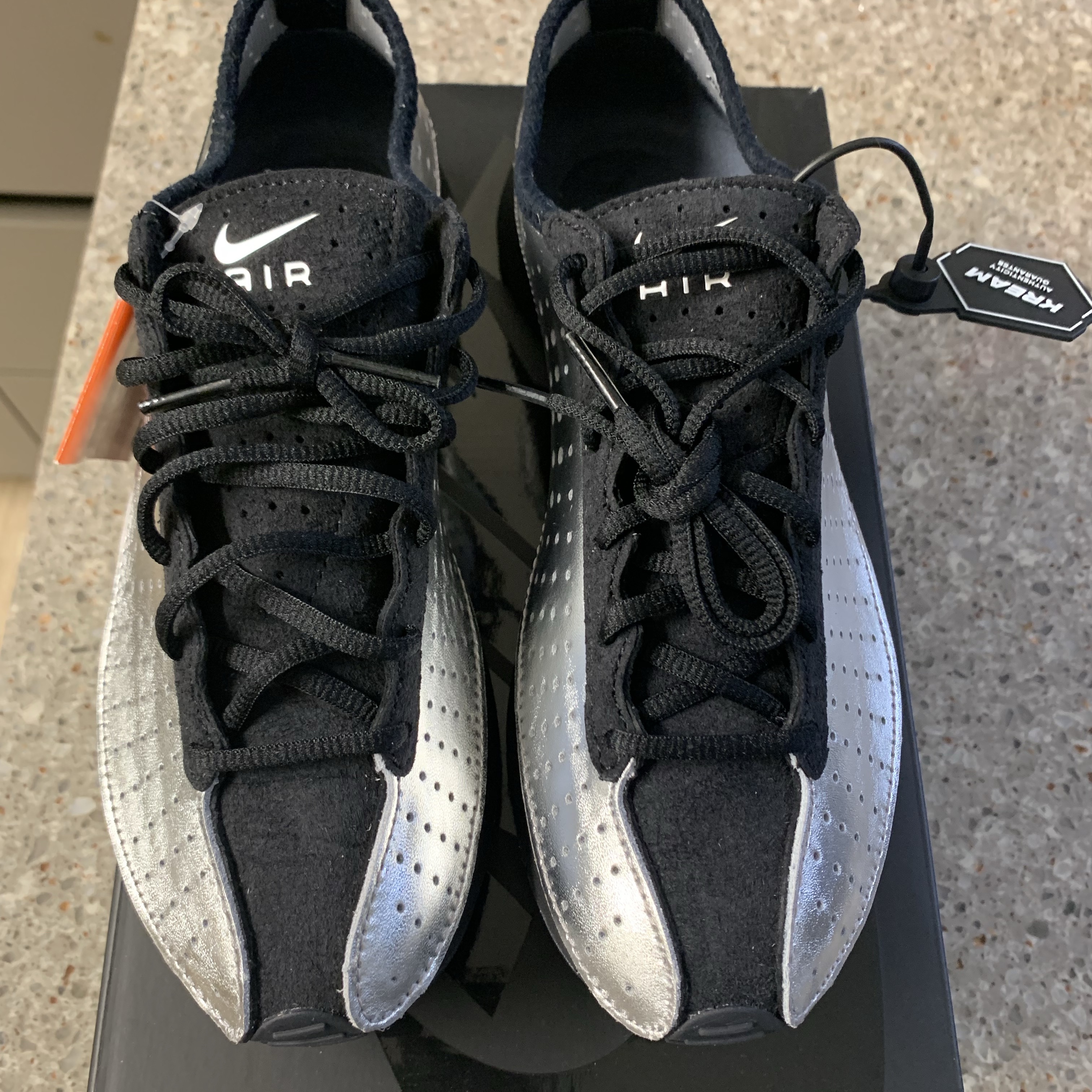 (W) Nike Air Superfly Metallic Silver and Black 착용 스타일 - 2